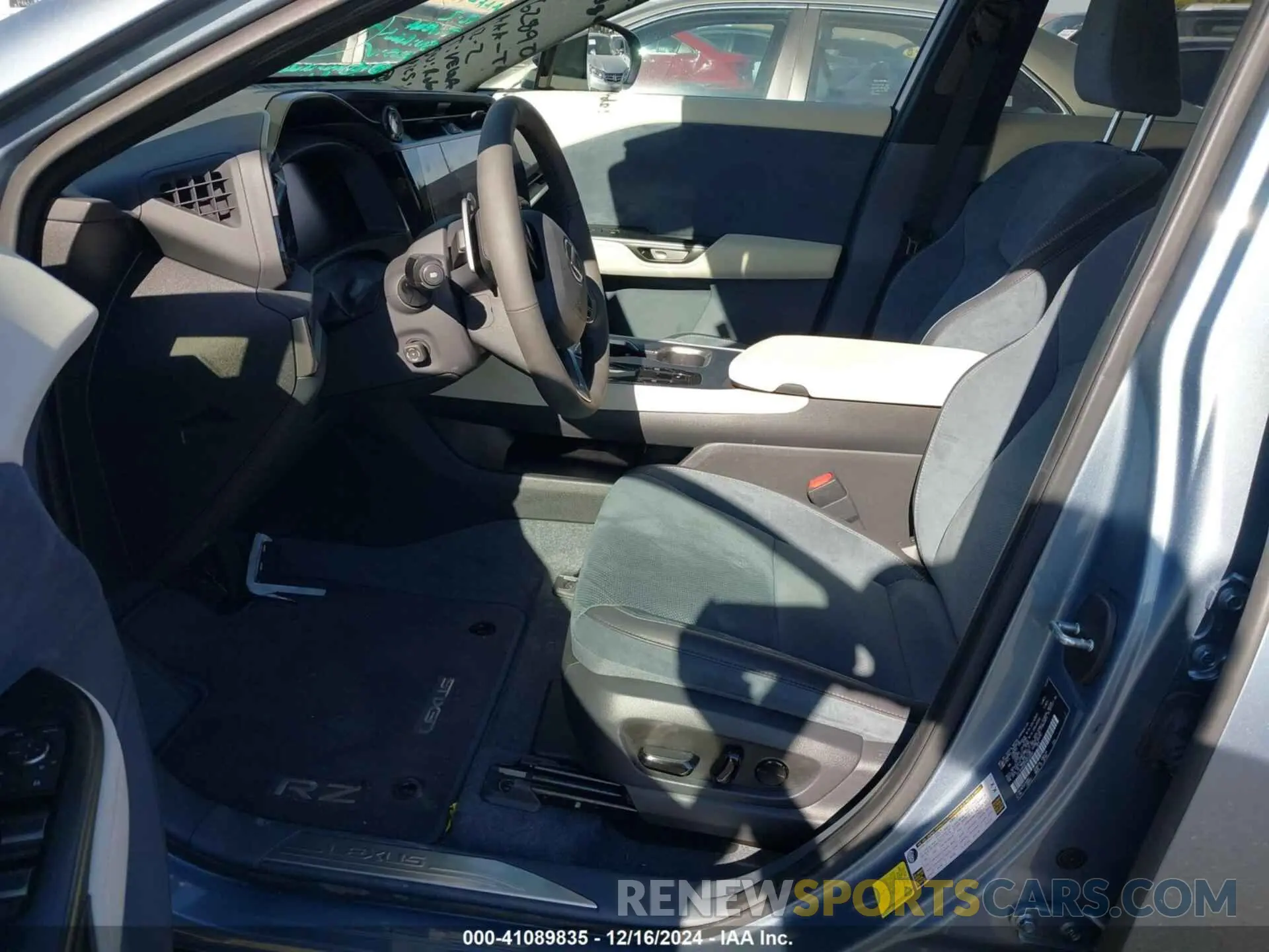 5 fotografías del automóvil dañado JTJAAAAB2PA020081 LEXUS RZ 450E 2023