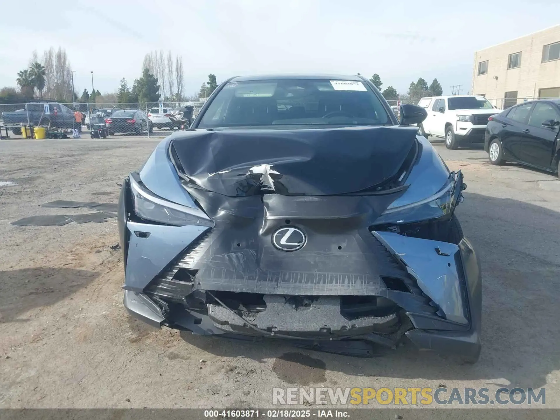 12 fotografías del automóvil dañado JTJAAAAB8PA009330 LEXUS RZ 450E 2023