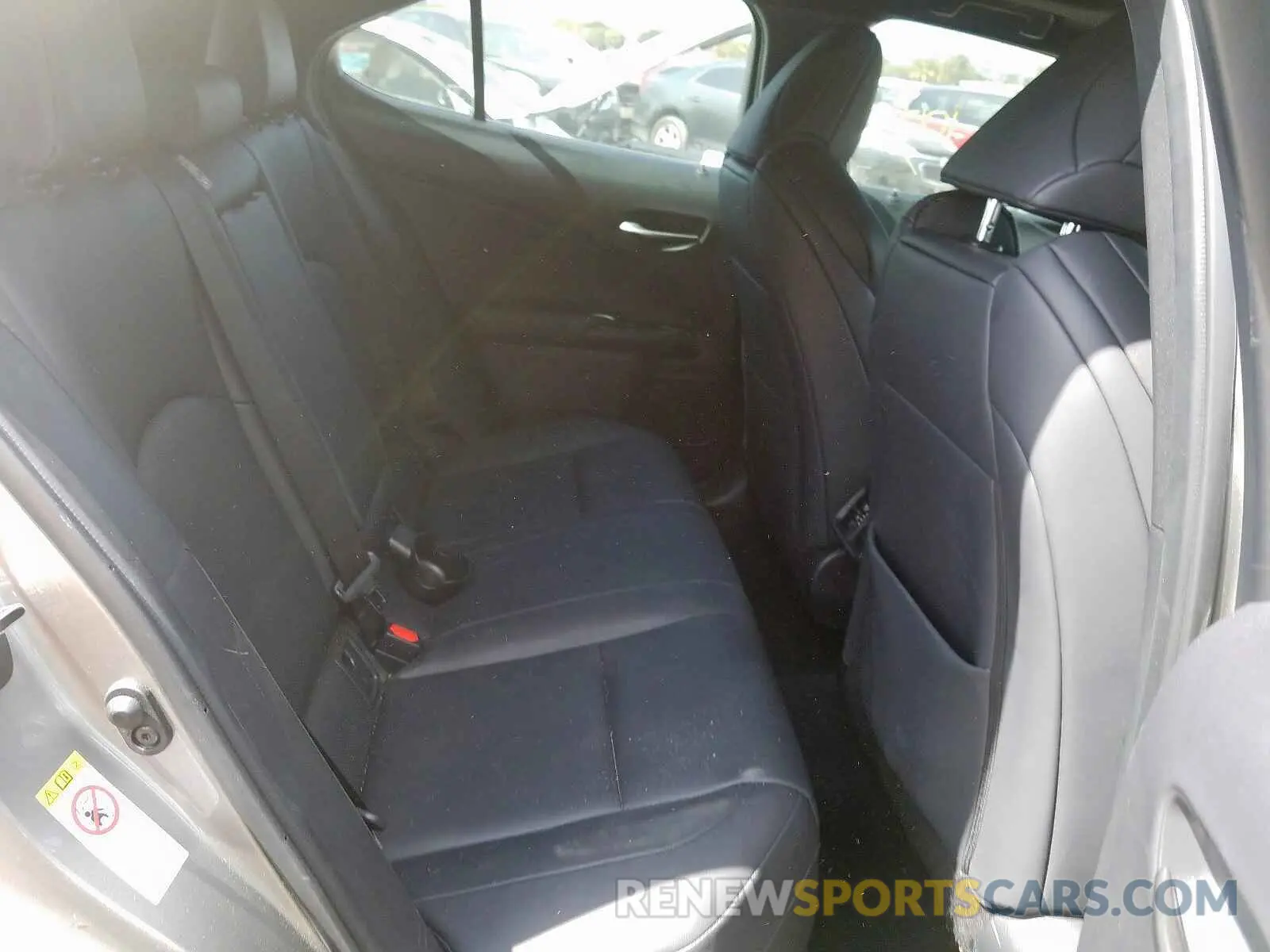 6 fotografías del automóvil dañado JTHY3JBH0K2009242 LEXUS UX 200 2019