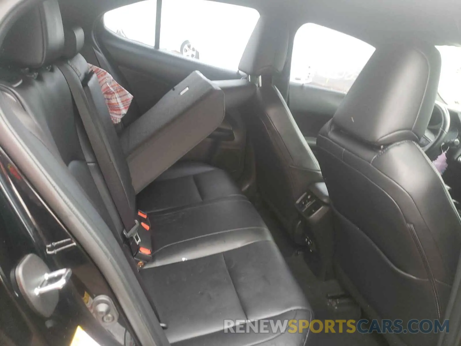 6 fotografías del automóvil dañado JTHY3JBH0K2015218 LEXUS UX 200 2019