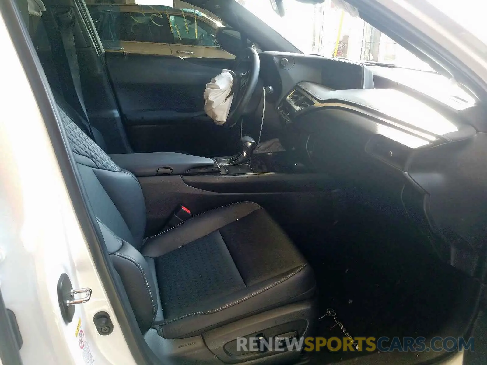 5 fotografías del automóvil dañado JTHY3JBH1K2001229 LEXUS UX 200 2019