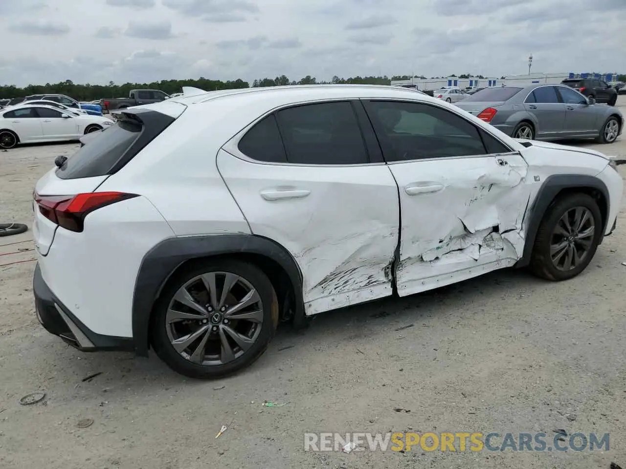 3 fotografías del automóvil dañado JTHY3JBH2K2003779 LEXUS UX 200 2019