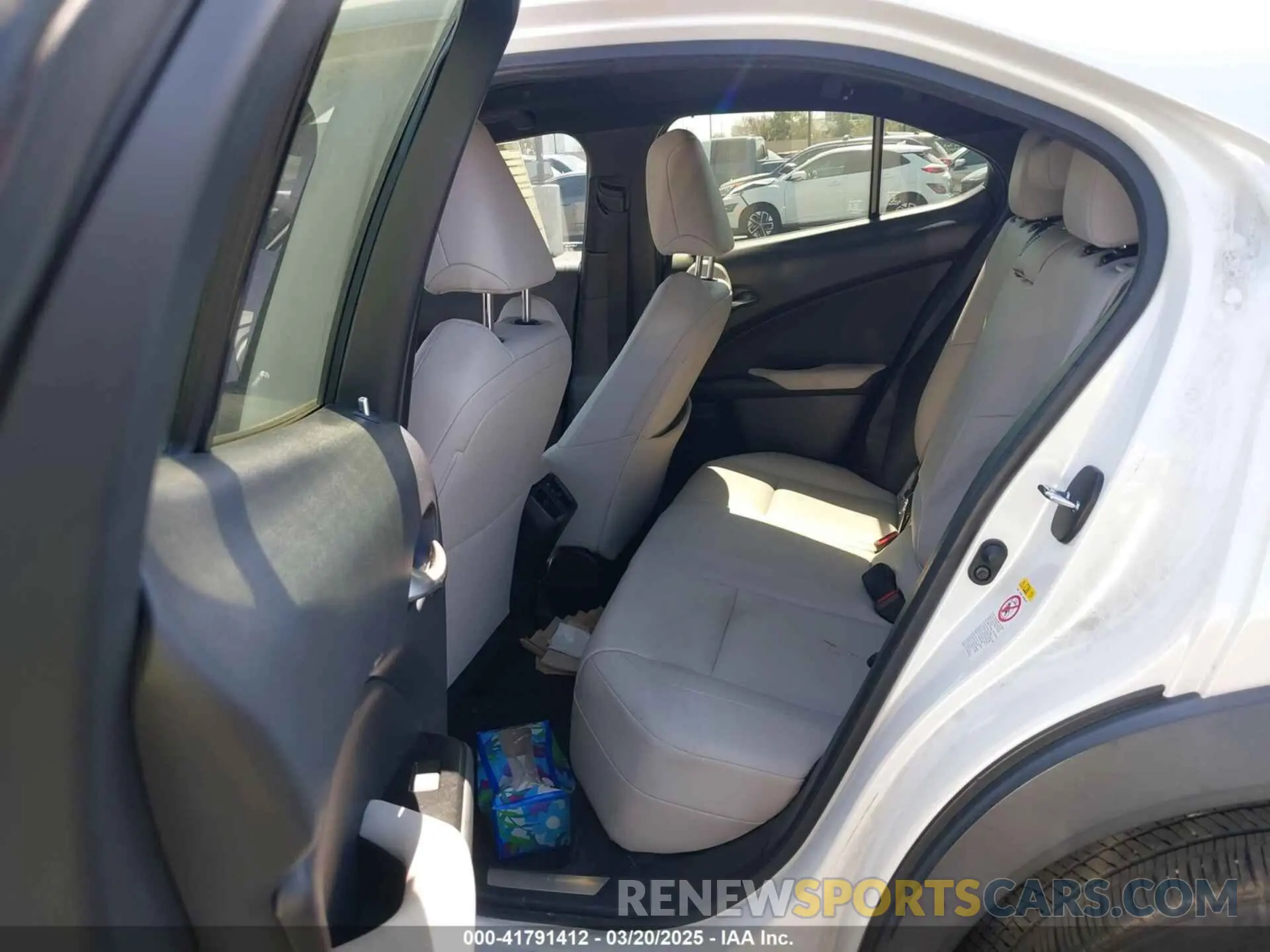 8 fotografías del automóvil dañado JTHY3JBH3K2002849 LEXUS UX 200 2019