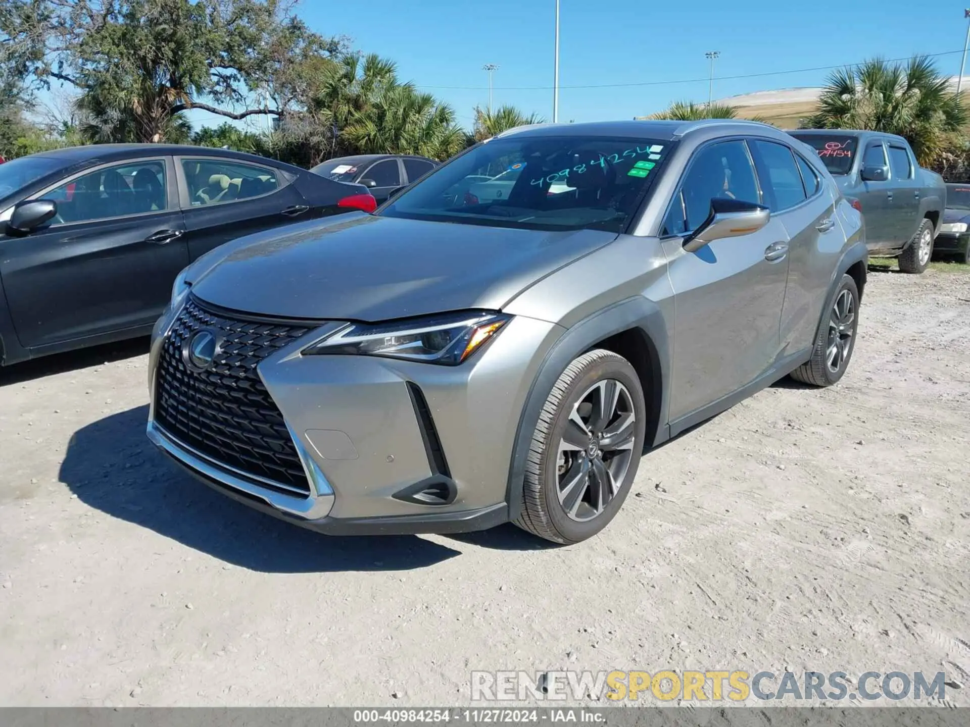 2 fotografías del automóvil dañado JTHY3JBH3K2003256 LEXUS UX 200 2019