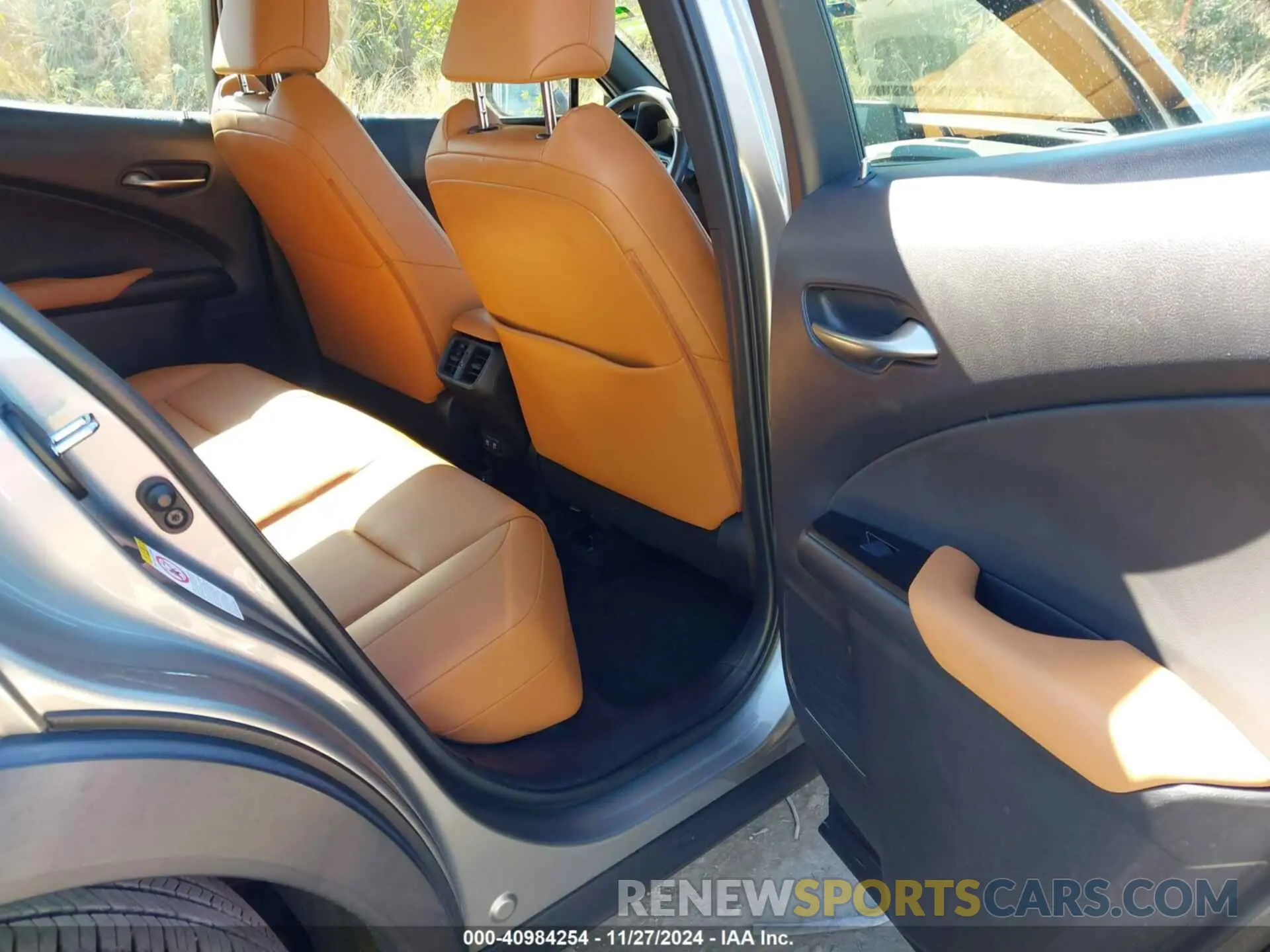 8 fotografías del automóvil dañado JTHY3JBH3K2003256 LEXUS UX 200 2019