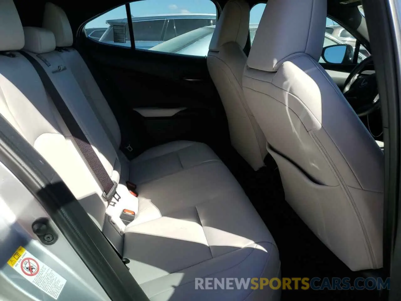 6 fotografías del automóvil dañado JTHY3JBH5K2002898 LEXUS UX 200 2019