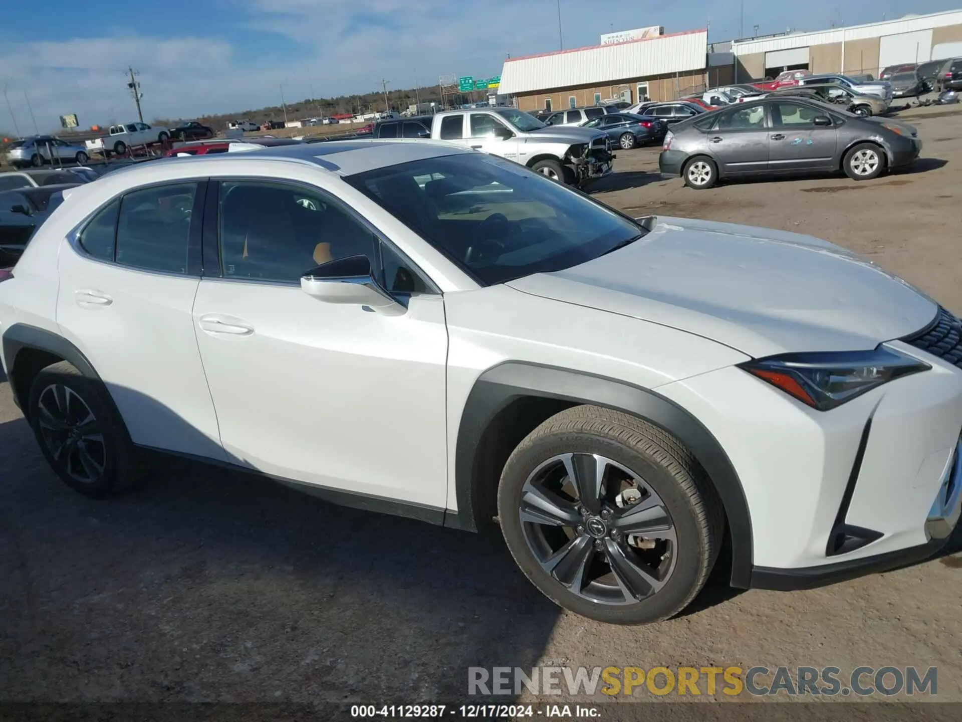 13 fotografías del automóvil dañado JTHY3JBH5K2006725 LEXUS UX 200 2019