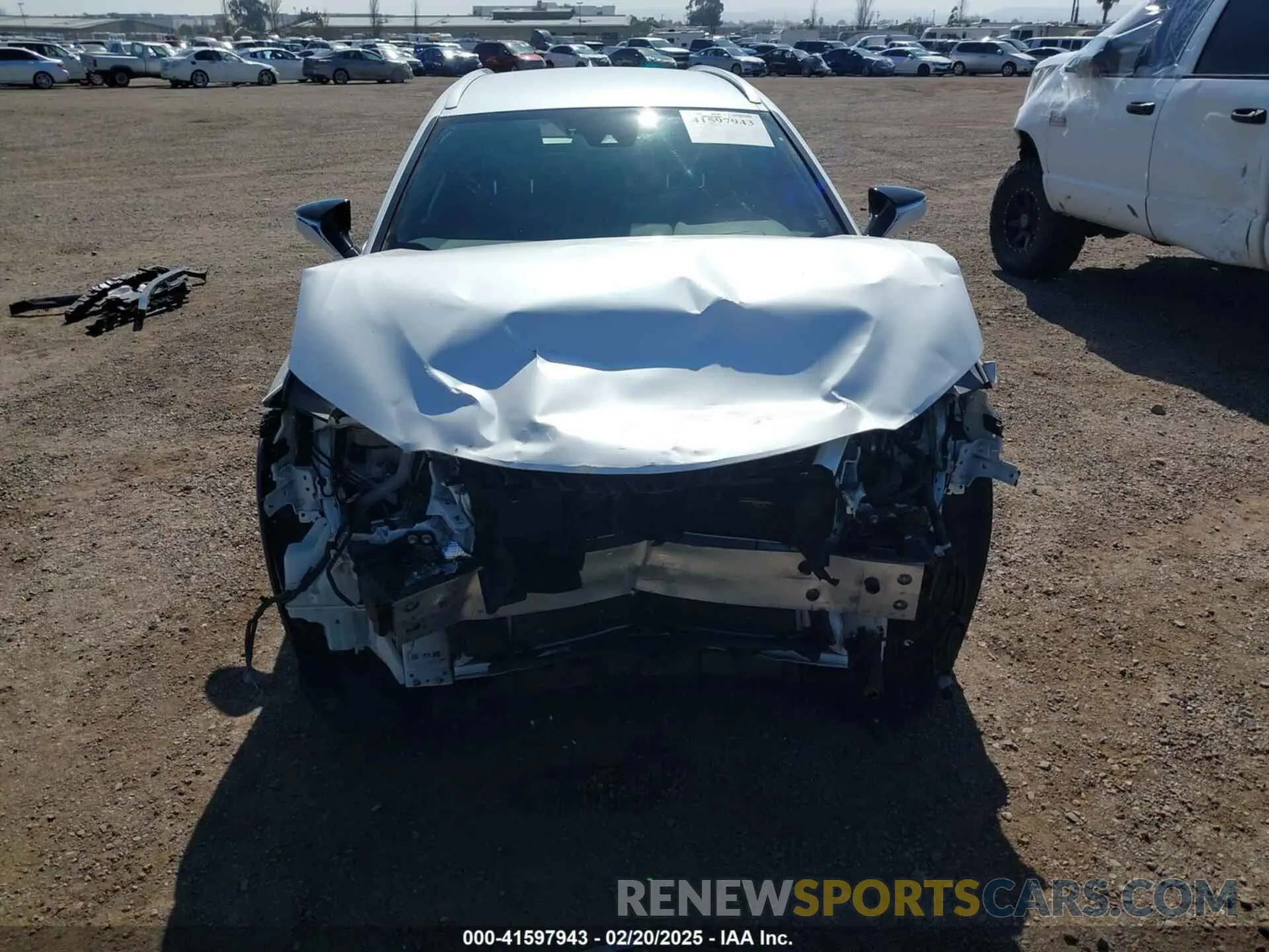 13 fotografías del automóvil dañado JTHY3JBH5K2015179 LEXUS UX 200 2019