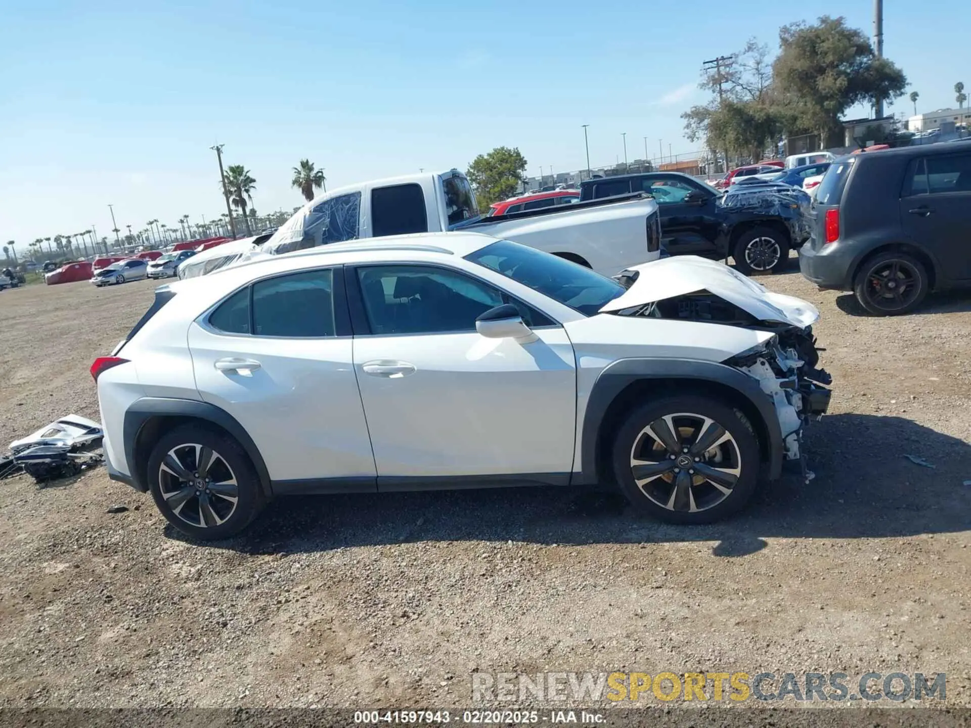 14 fotografías del automóvil dañado JTHY3JBH5K2015179 LEXUS UX 200 2019