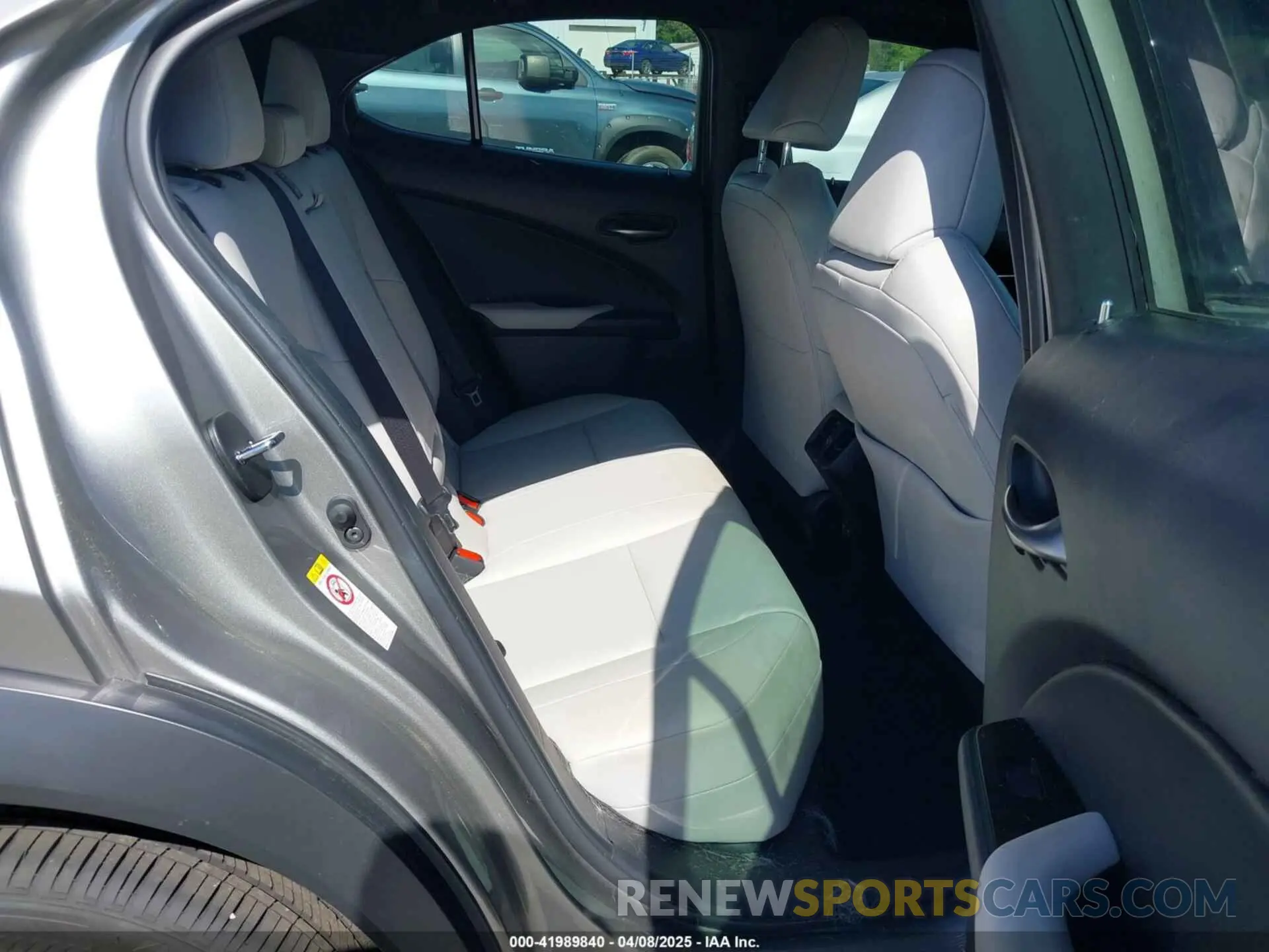 8 fotografías del automóvil dañado JTHY3JBH7K2006547 LEXUS UX 200 2019