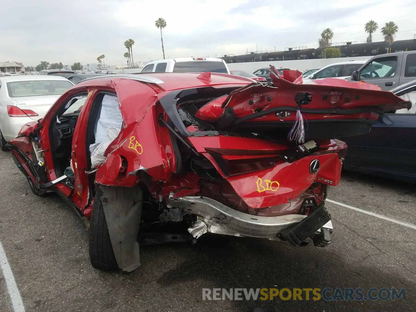 3 fotografías del automóvil dañado JTHY3JBH8K2001678 LEXUS UX 200 2019