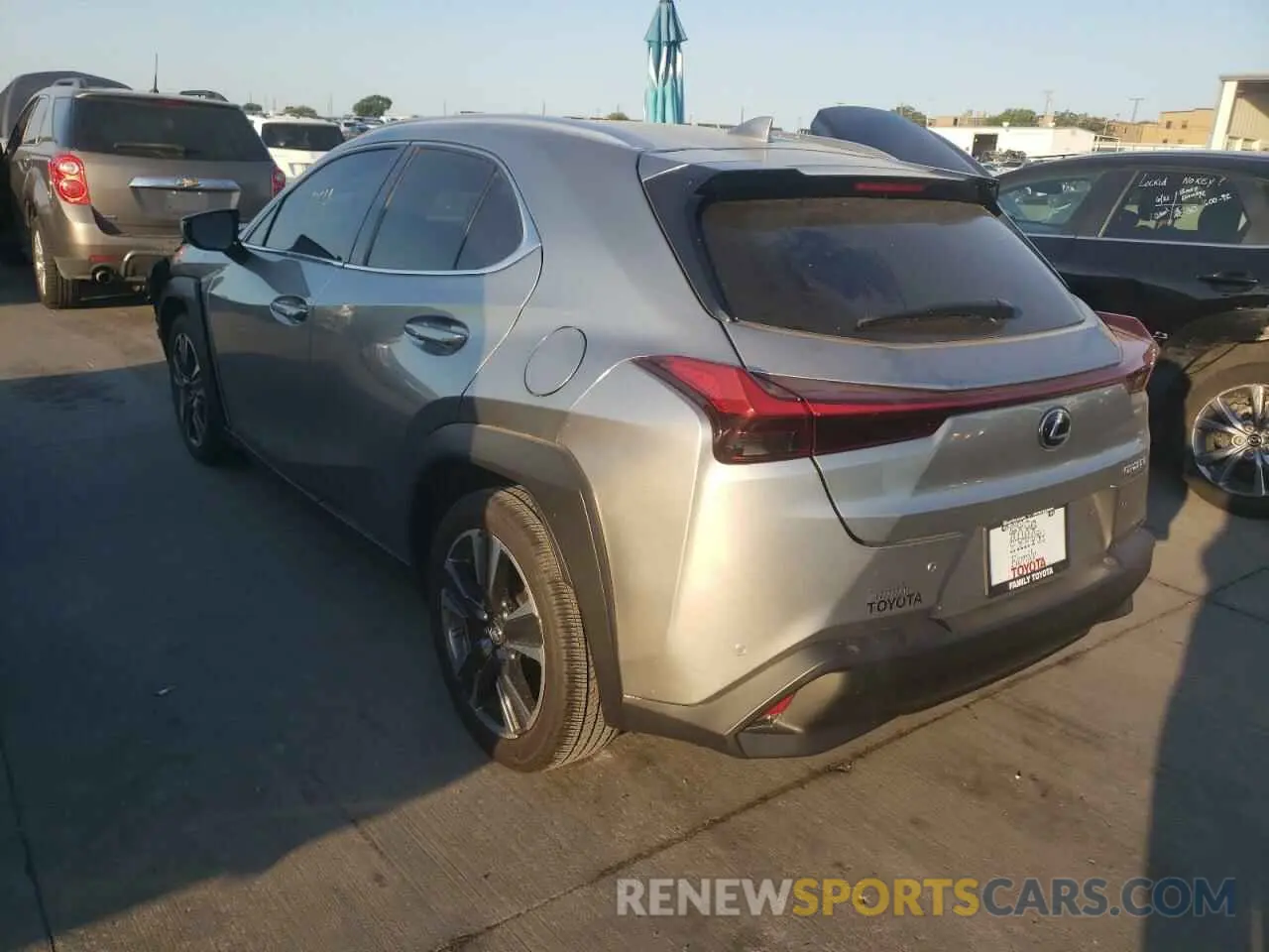 3 fotografías del automóvil dañado JTHY3JBH8K2006931 LEXUS UX 200 2019
