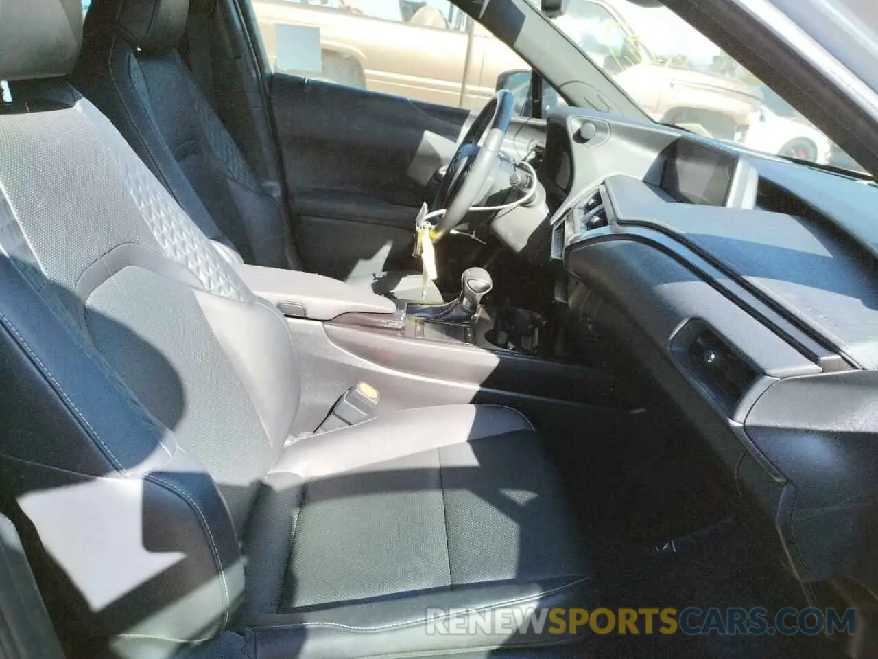 5 fotografías del automóvil dañado JTHY3JBH8K2013992 LEXUS UX 200 2019