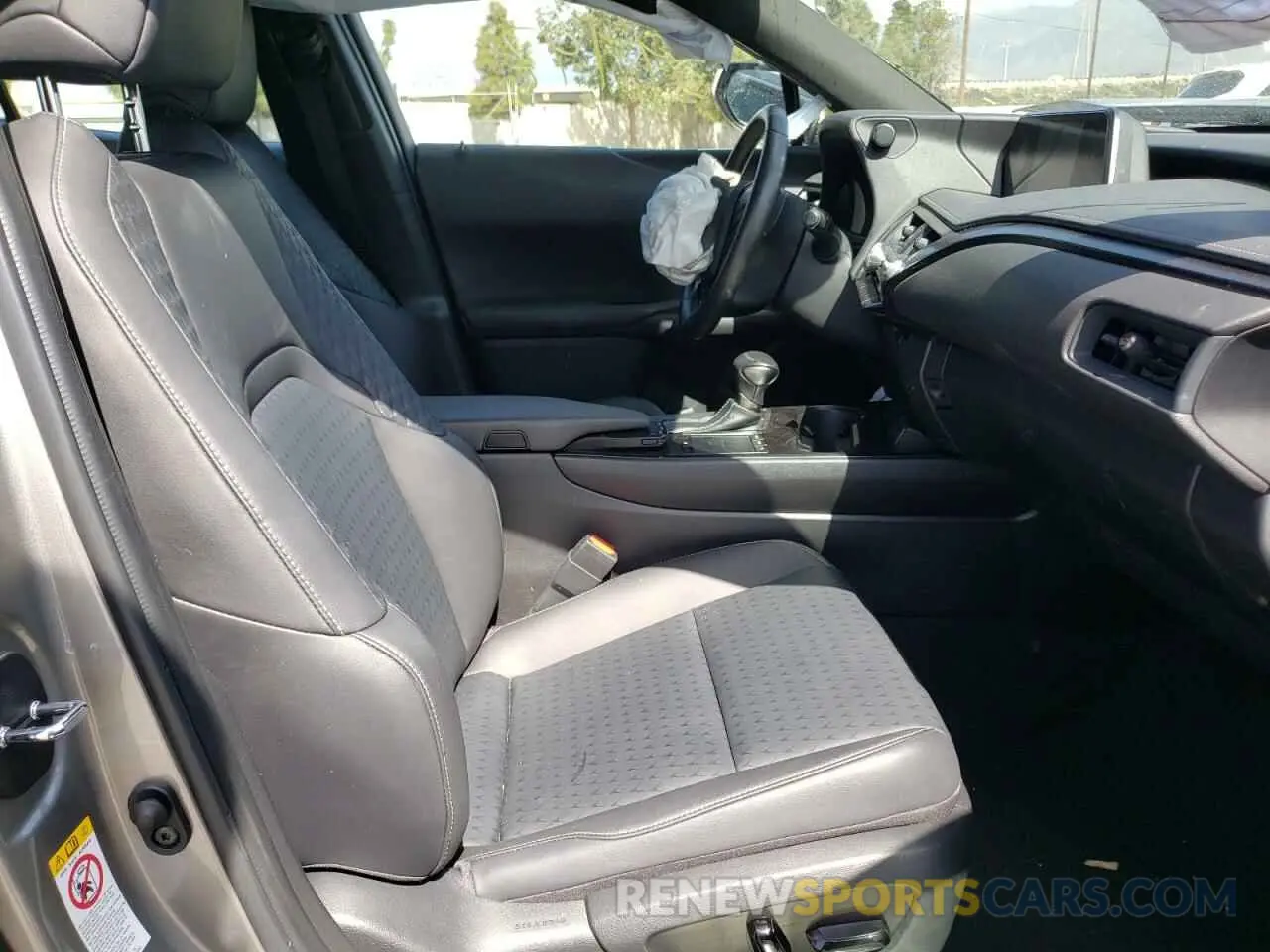 5 fotografías del automóvil dañado JTHY3JBHXK2004744 LEXUS UX 200 2019