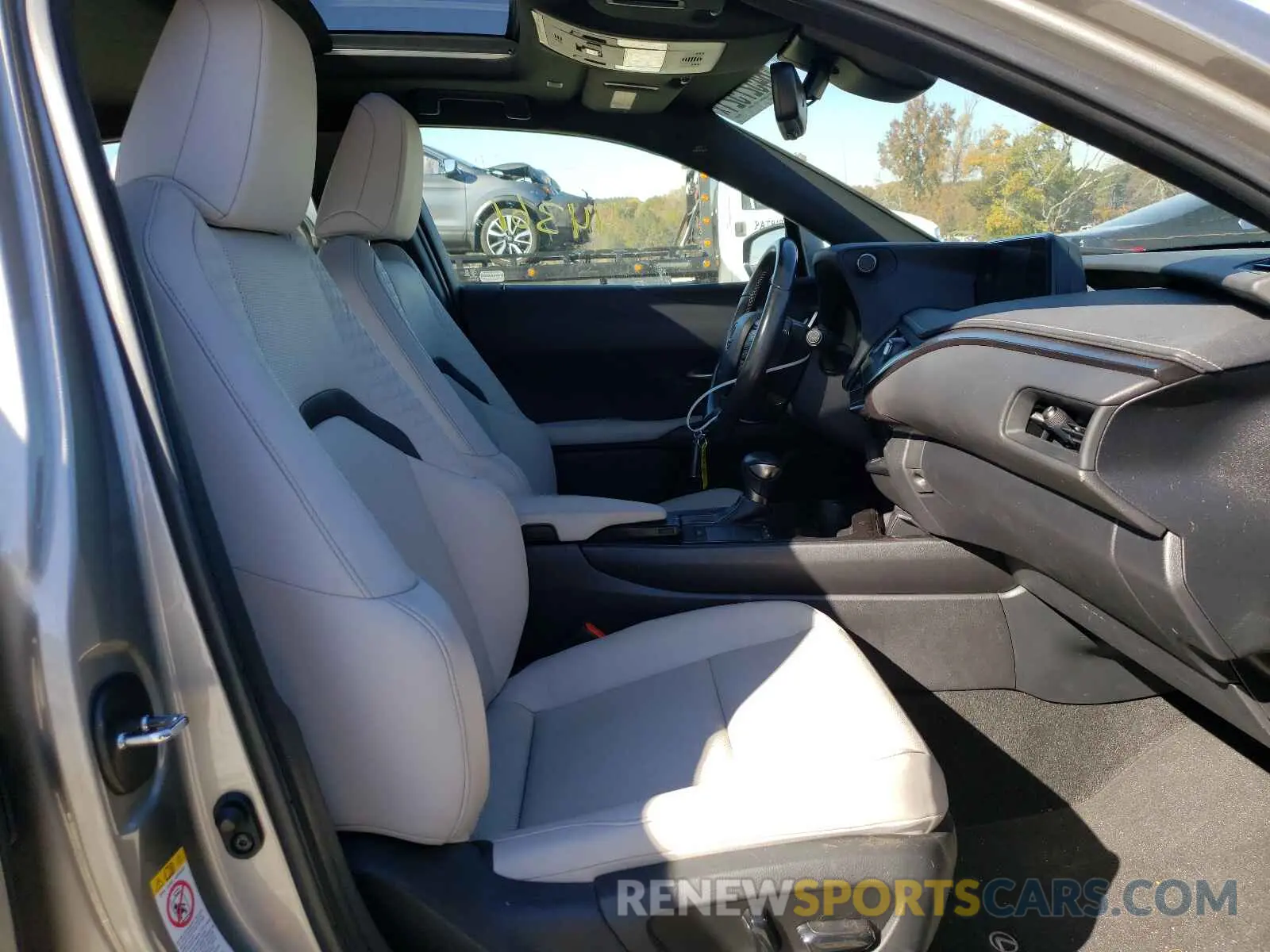 5 fotografías del automóvil dañado JTHY3JBHXK2007305 LEXUS UX 200 2019