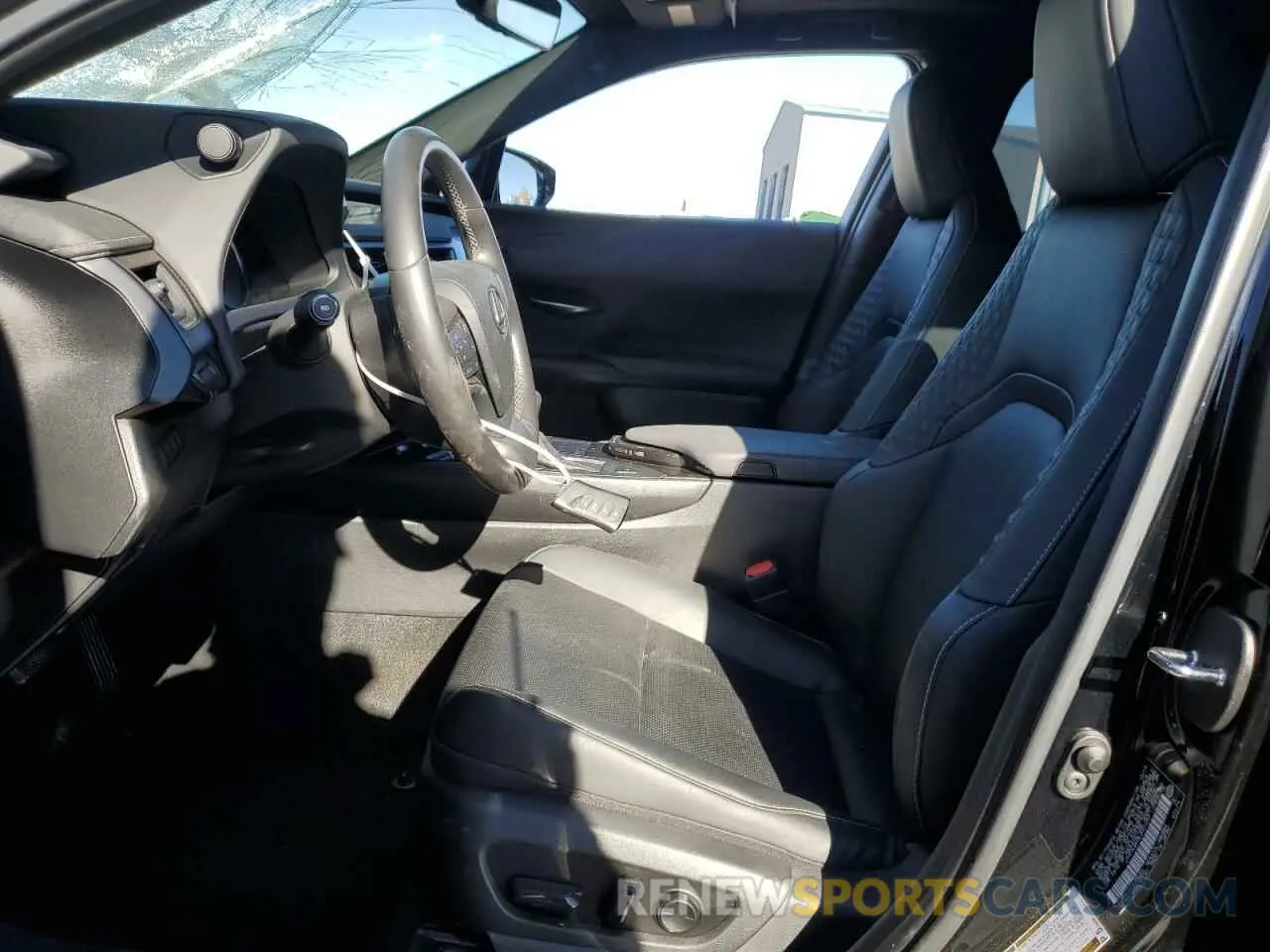 7 fotografías del automóvil dañado JTHP3JBH3L2021253 LEXUS UX 200 2020