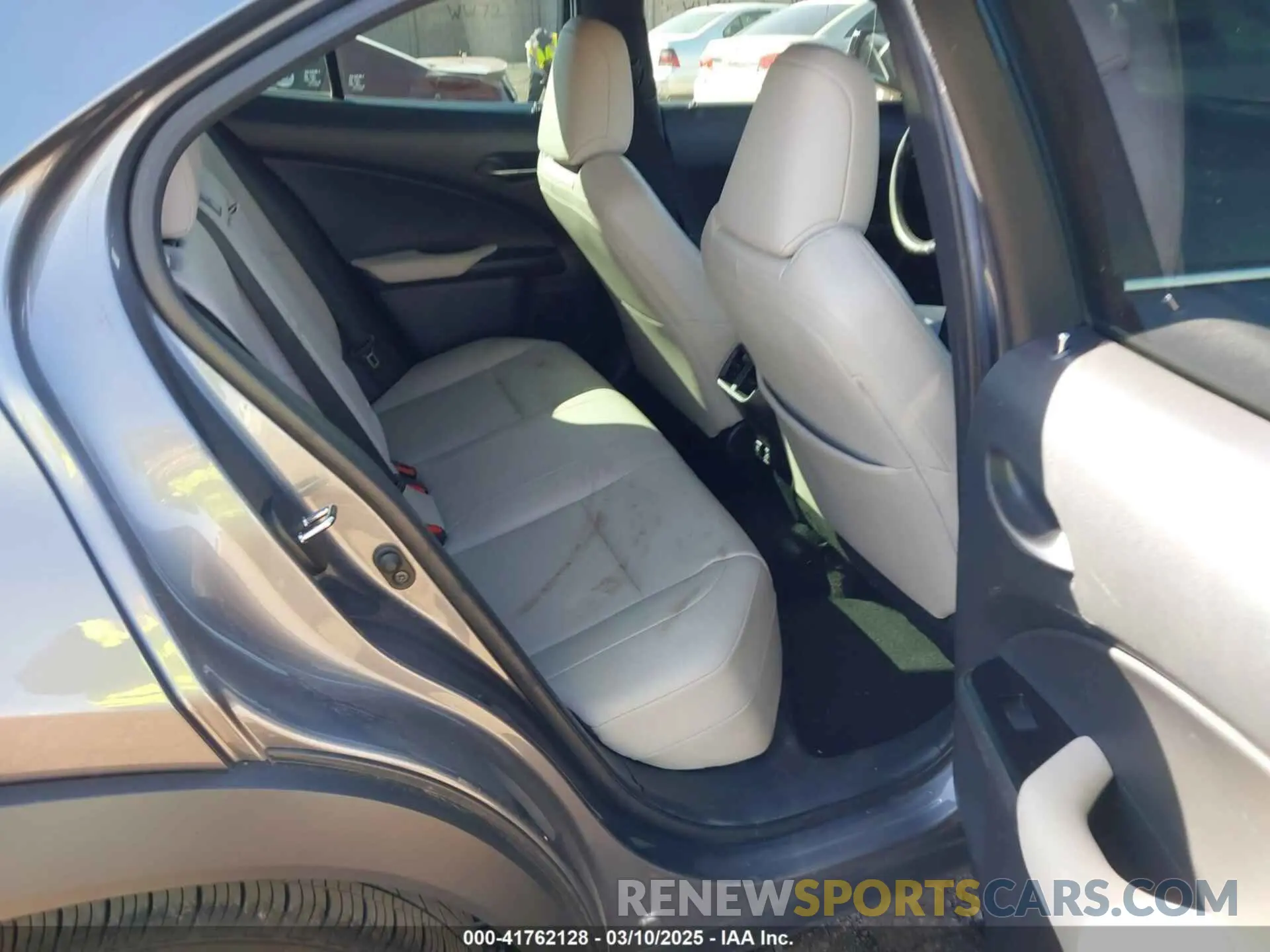 8 fotografías del automóvil dañado JTHP3JBH9L2022441 LEXUS UX 200 2020