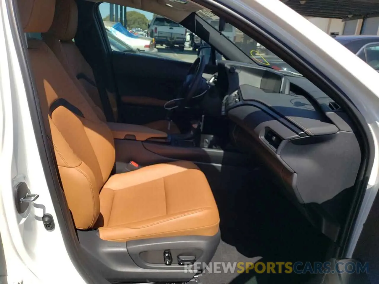 5 fotografías del automóvil dañado JTHX3JBH7L2029081 LEXUS UX 200 2020