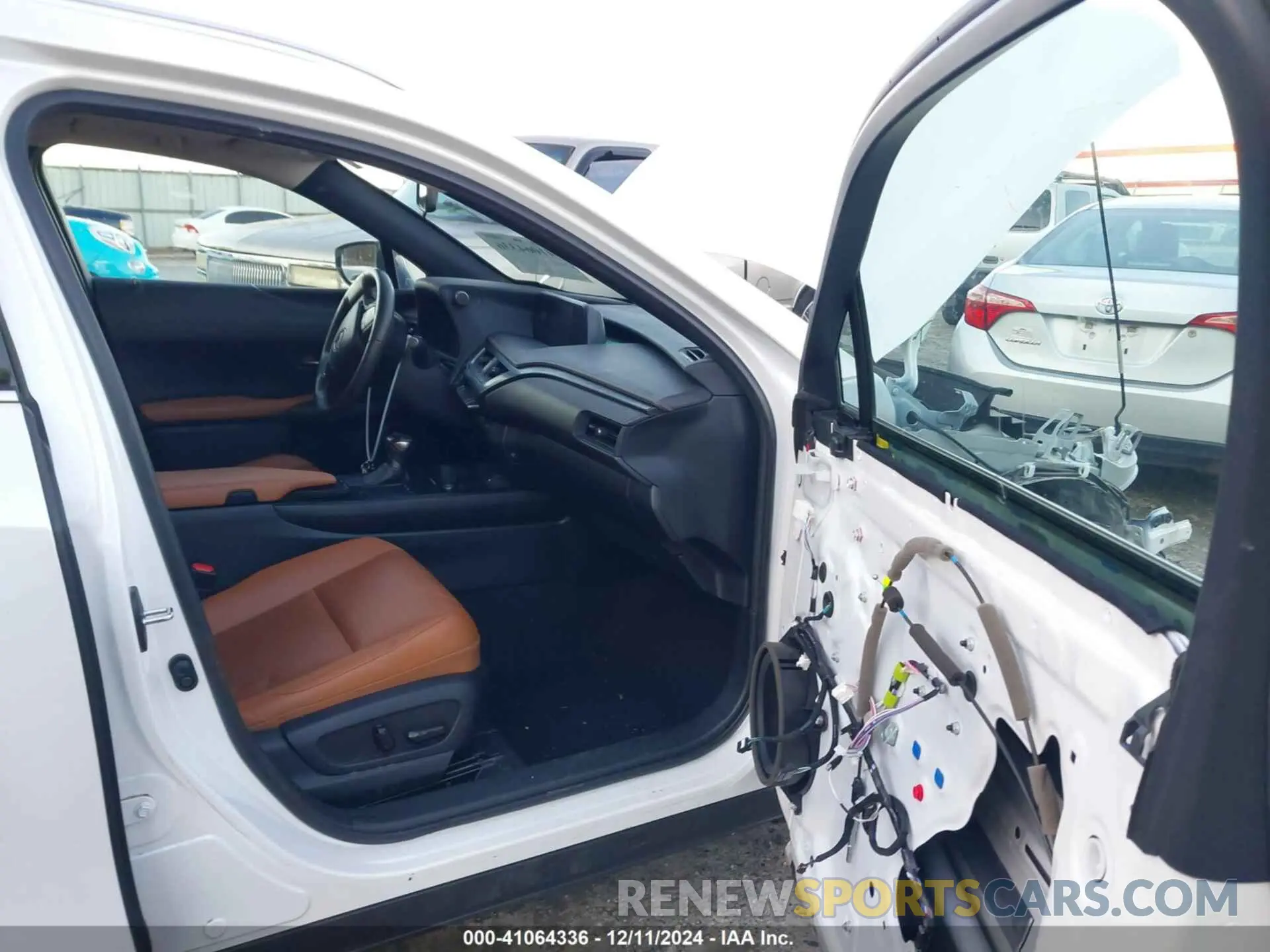 5 fotografías del automóvil dañado JTHX3JBH8L2021586 LEXUS UX 200 2020