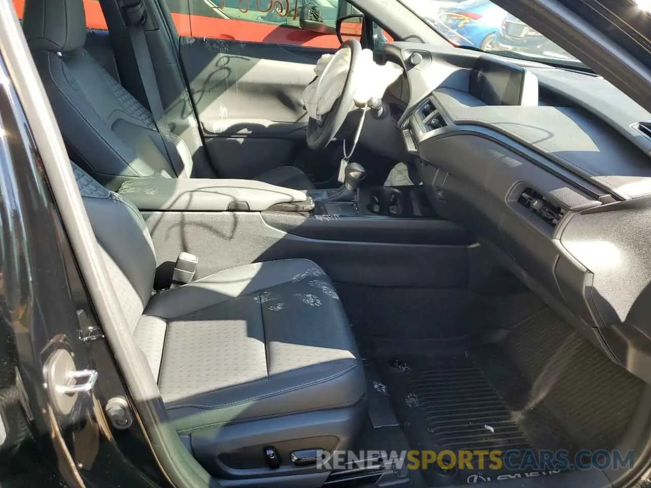 5 fotografías del automóvil dañado JTHX3JBH0M2039887 LEXUS UX 200 2021