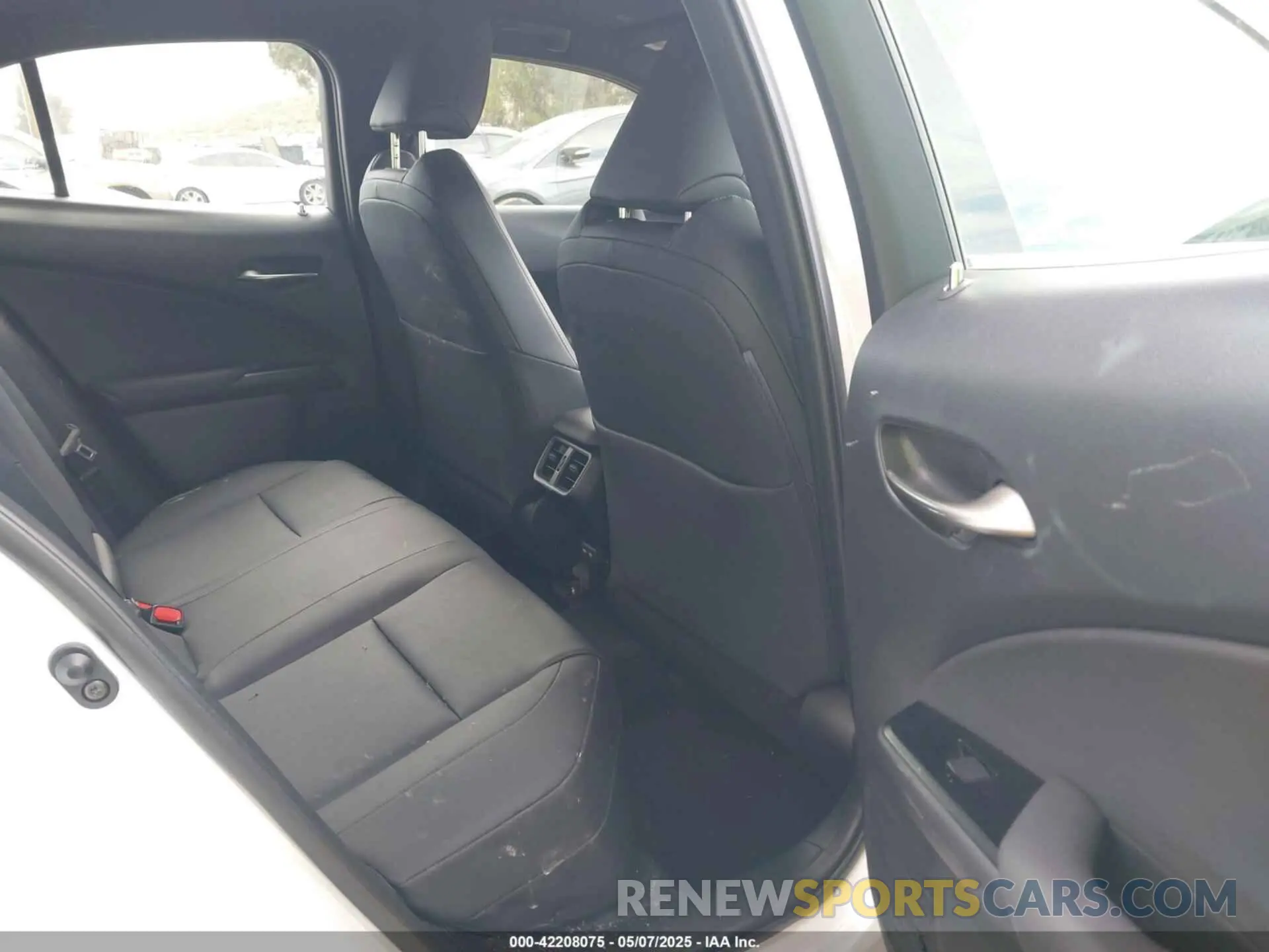 8 fotografías del automóvil dañado JTHX3JBHXM2037760 LEXUS UX 200 2021