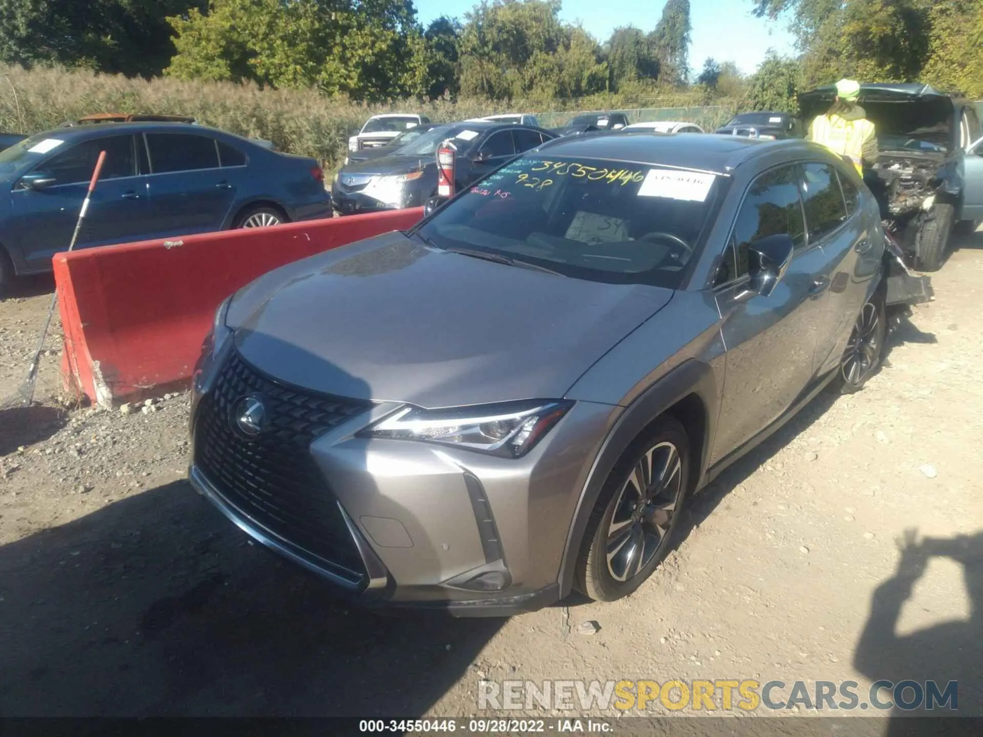 2 fotografías del automóvil dañado JTHU9JBH8K2003282 LEXUS UX 2019