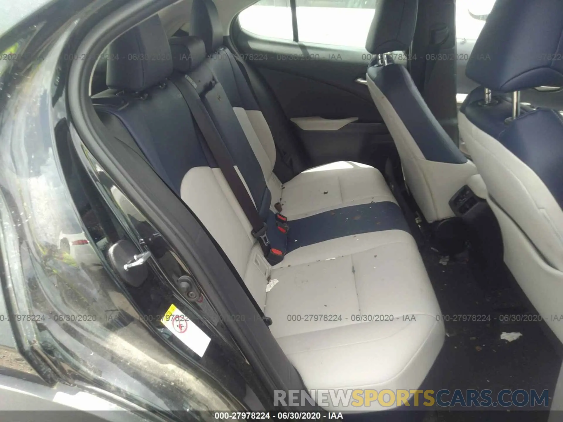 8 fotografías del automóvil dañado JTHY3JBH0K2004008 LEXUS UX 2019