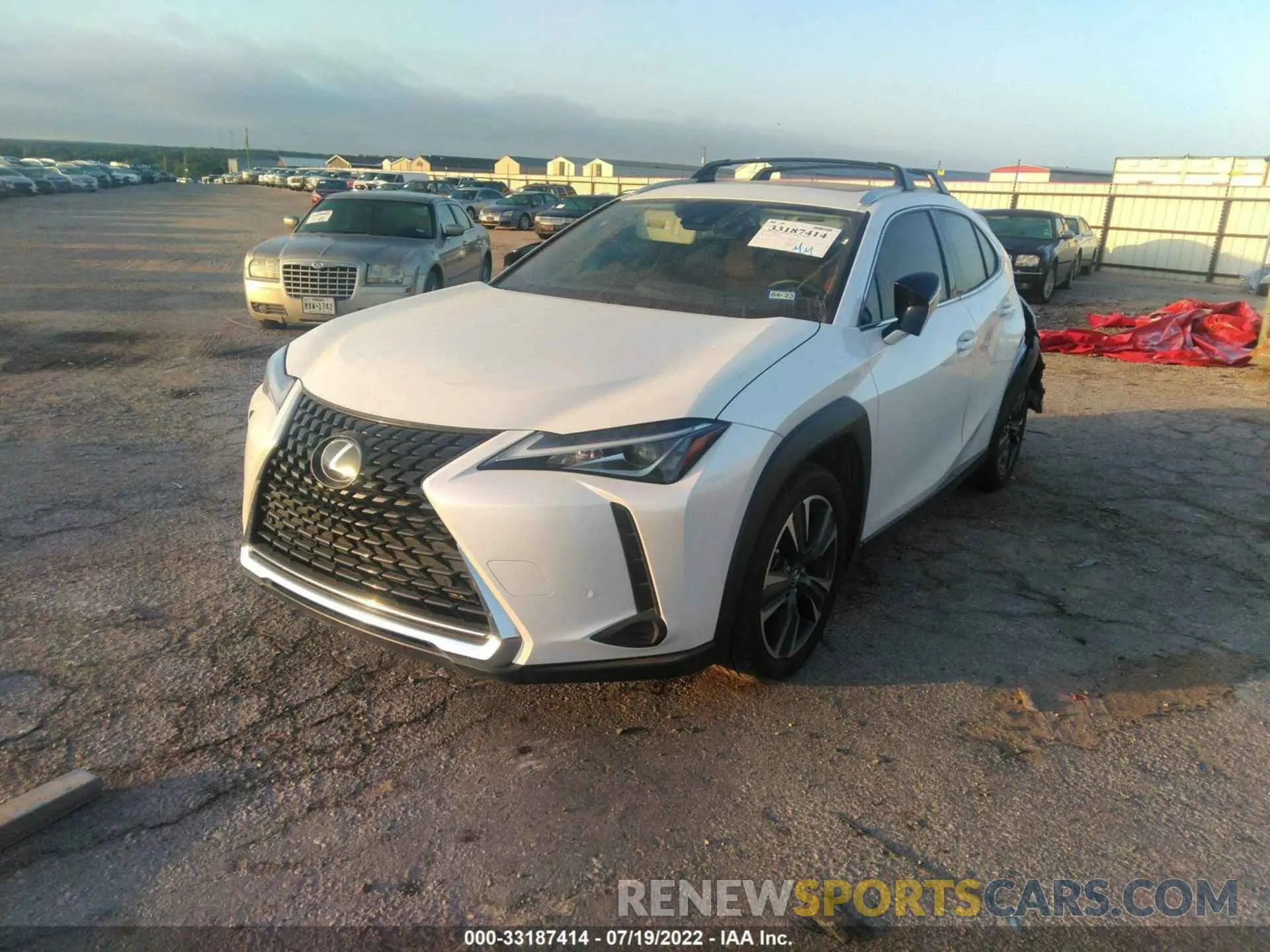 2 fotografías del automóvil dañado JTHY3JBH1K2002025 LEXUS UX 2019