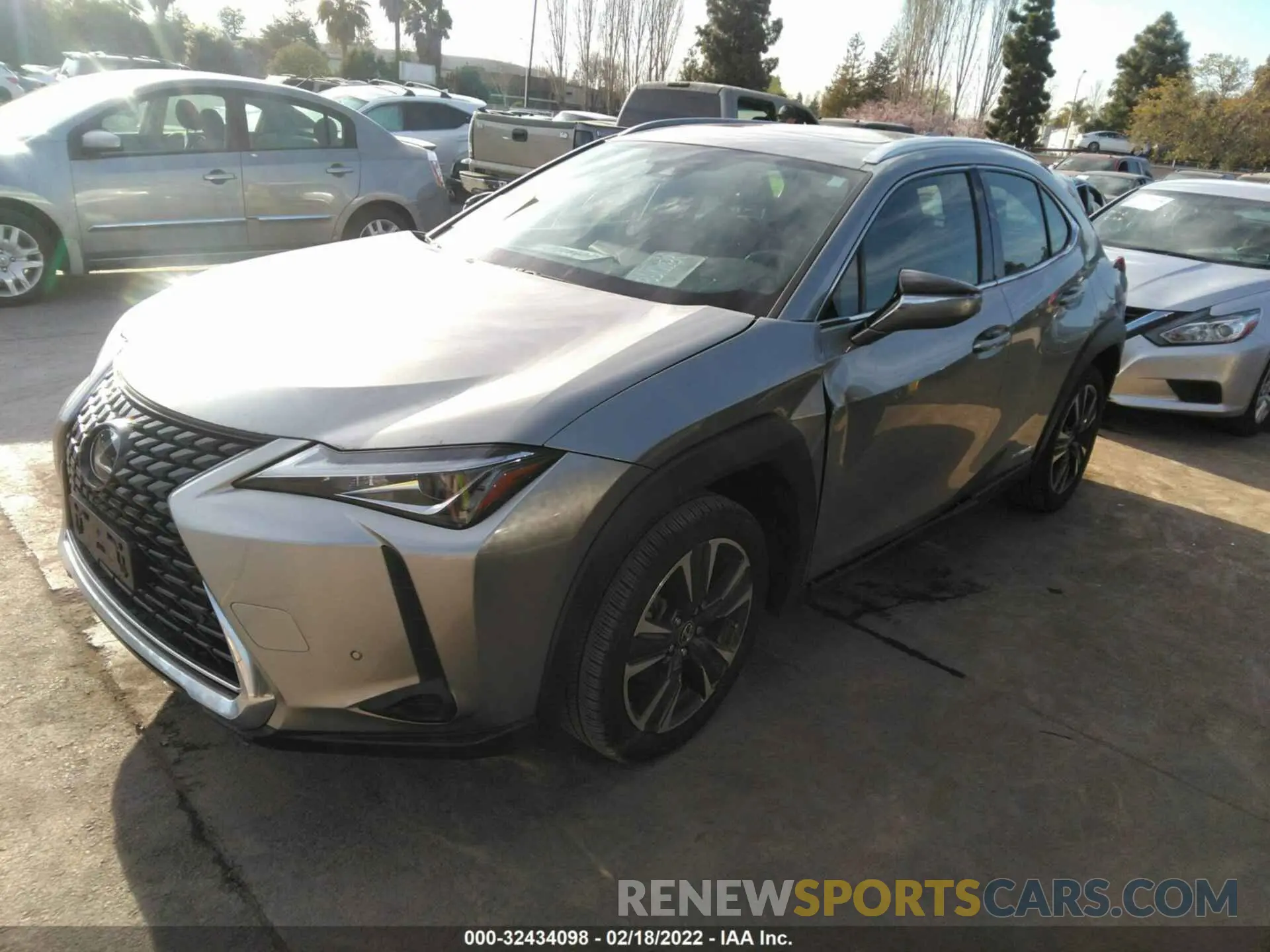 2 fotografías del automóvil dañado JTHP9JBH9L2020509 LEXUS UX 2020
