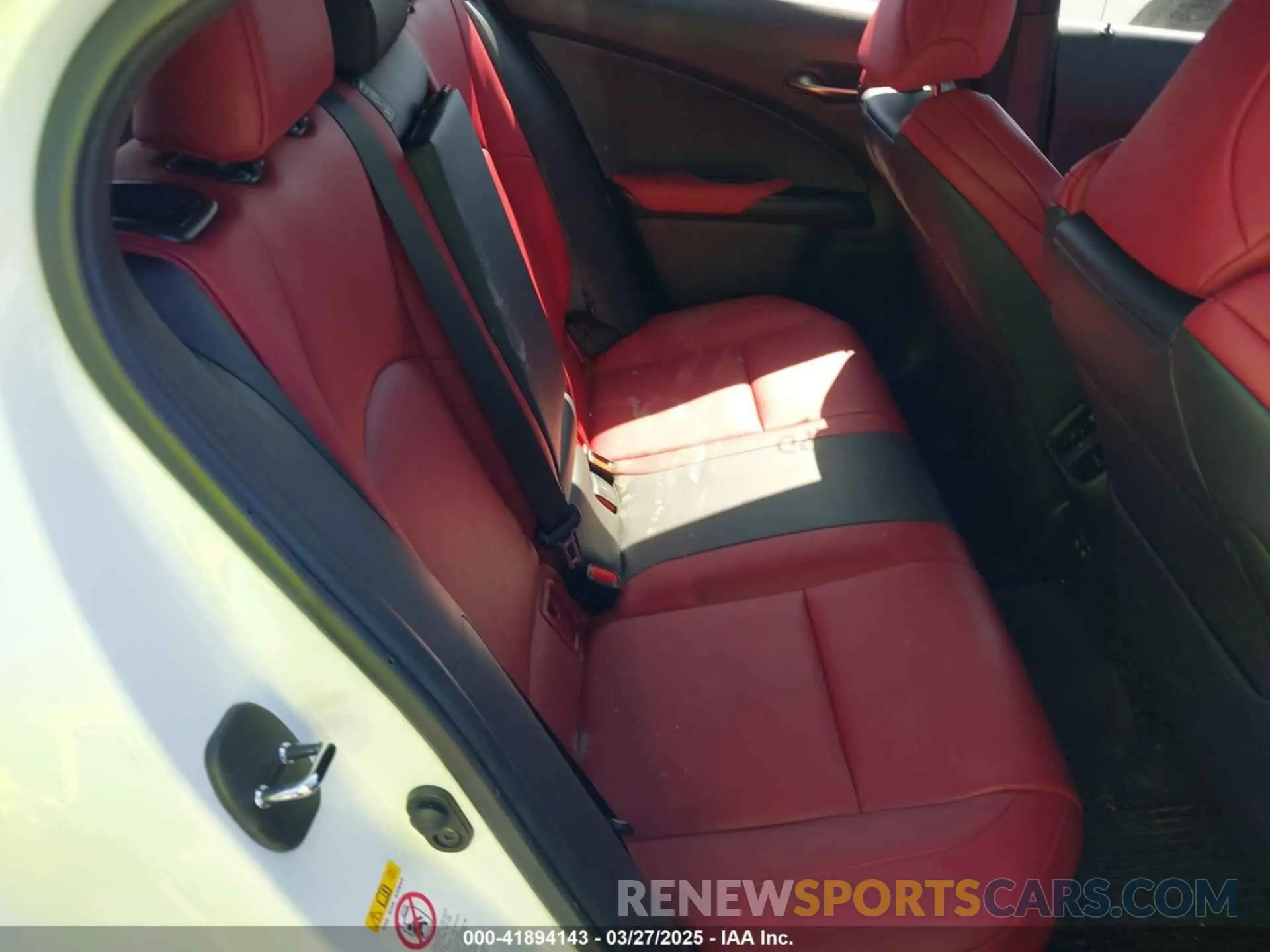 8 fotografías del automóvil dañado JTHU9JBH2K2011457 LEXUS UX 250H 2019