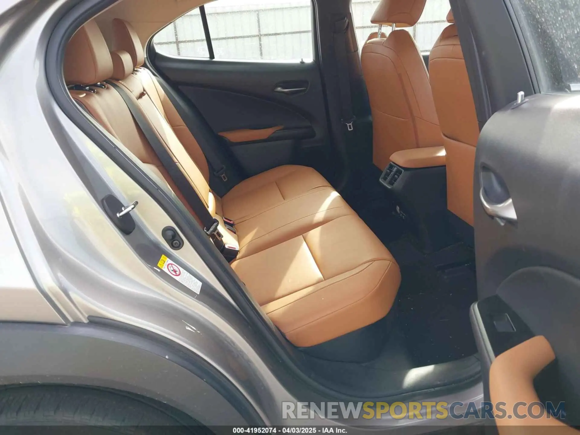 8 fotografías del automóvil dañado JTHU9JBH4K2005403 LEXUS UX 250H 2019