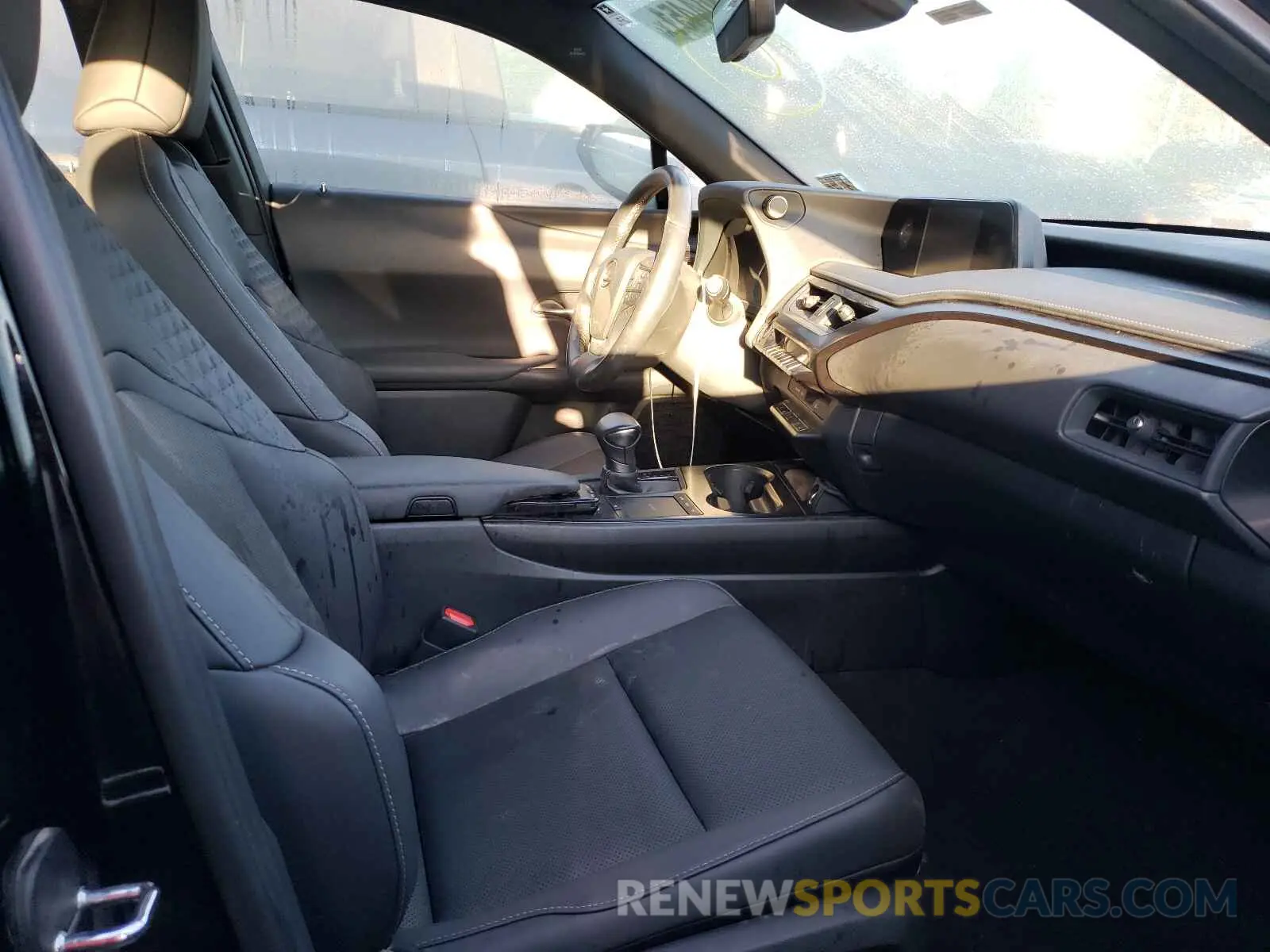 5 fotografías del automóvil dañado JTHU9JBHXK2006541 LEXUS UX 250H 2019