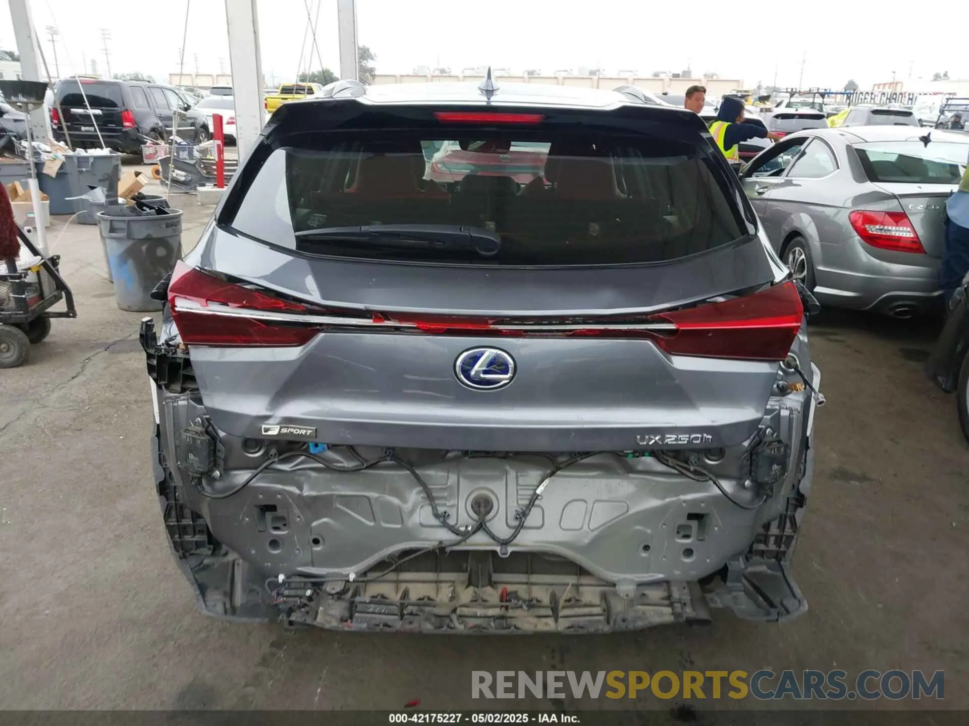 17 fotografías del automóvil dañado JTHR9JBH0L2025493 LEXUS UX 250H 2020