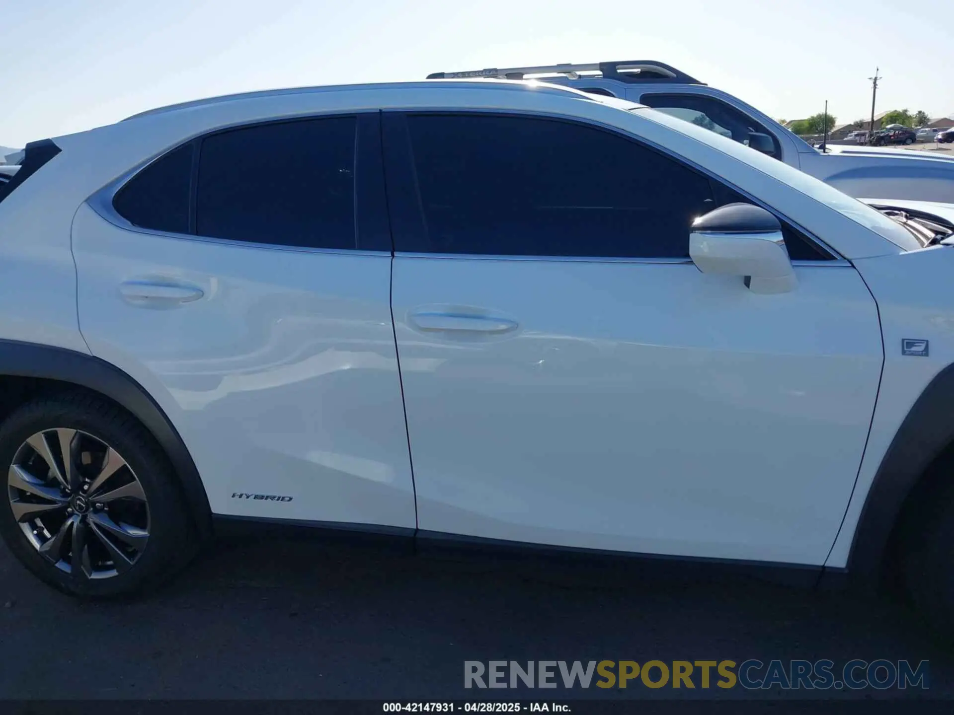 14 fotografías del automóvil dañado JTHR9JBH4L2030101 LEXUS UX 250H 2020