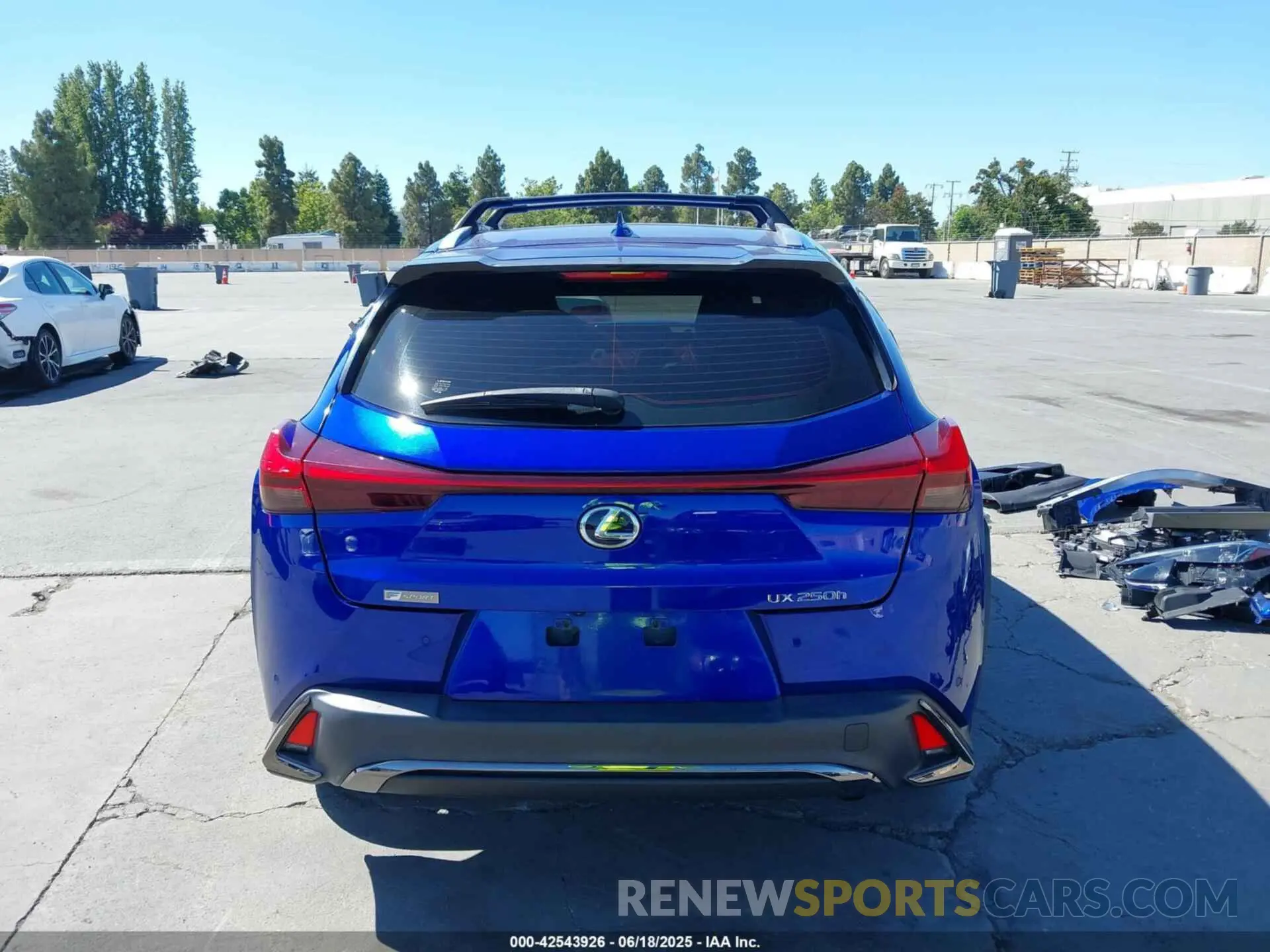 16 fotografías del automóvil dañado JTHE9JBH3M2045222 LEXUS UX 250H 2021
