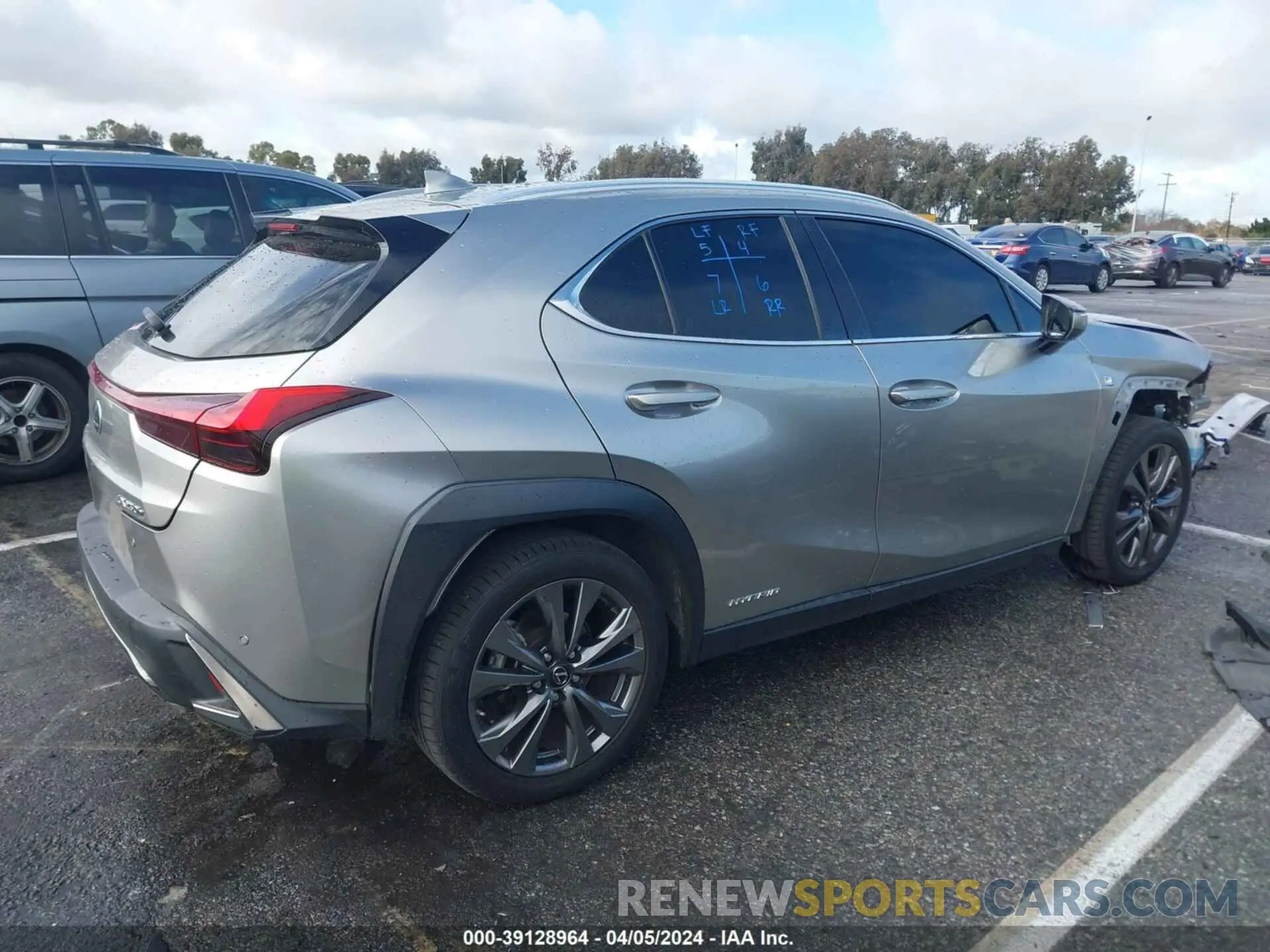 14 fotografías del automóvil dañado JTHE9JBH5M2043603 LEXUS UX 250H 2021