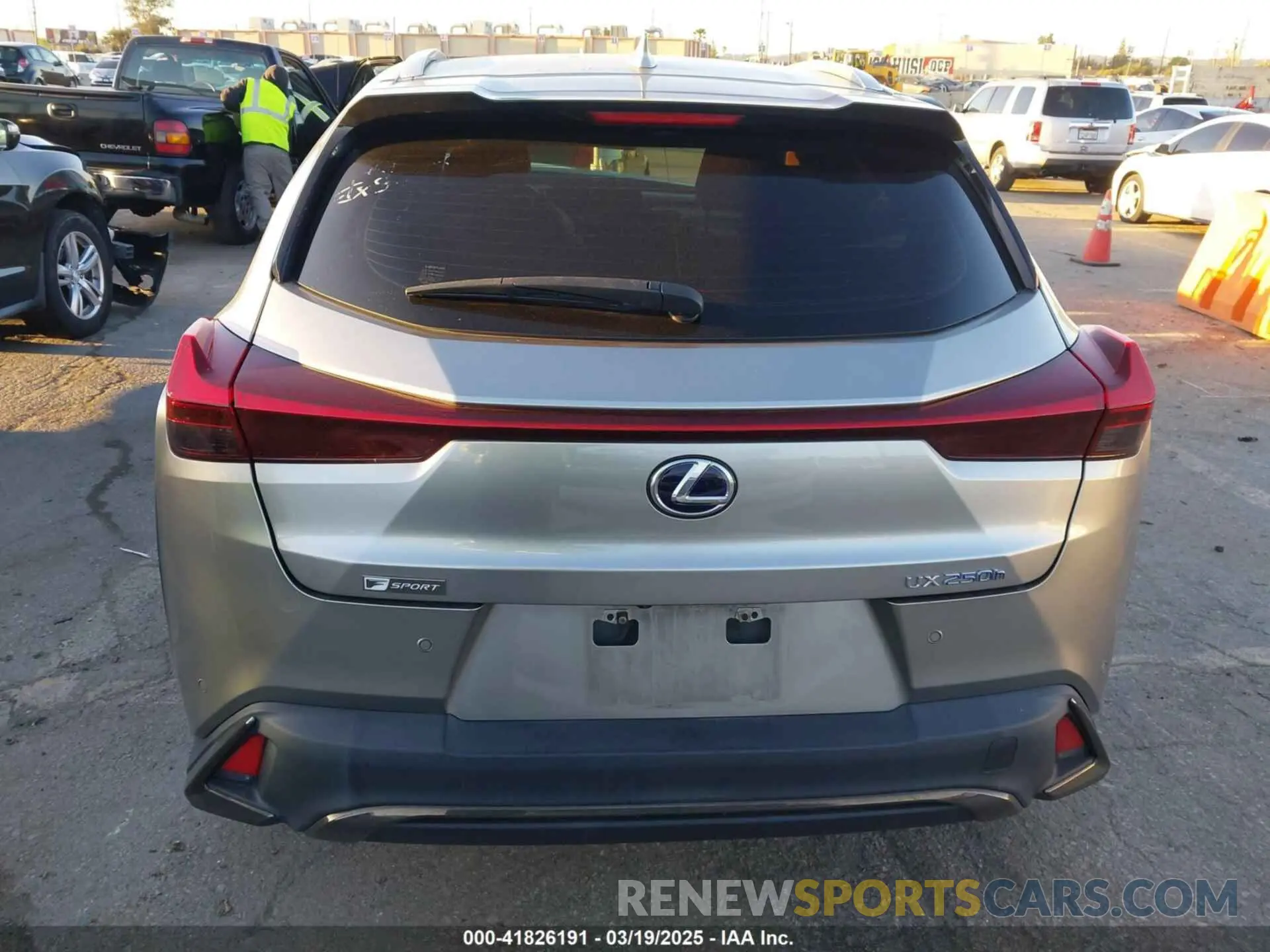 16 fotografías del automóvil dañado JTHE9JBHXM2041524 LEXUS UX 250H 2021