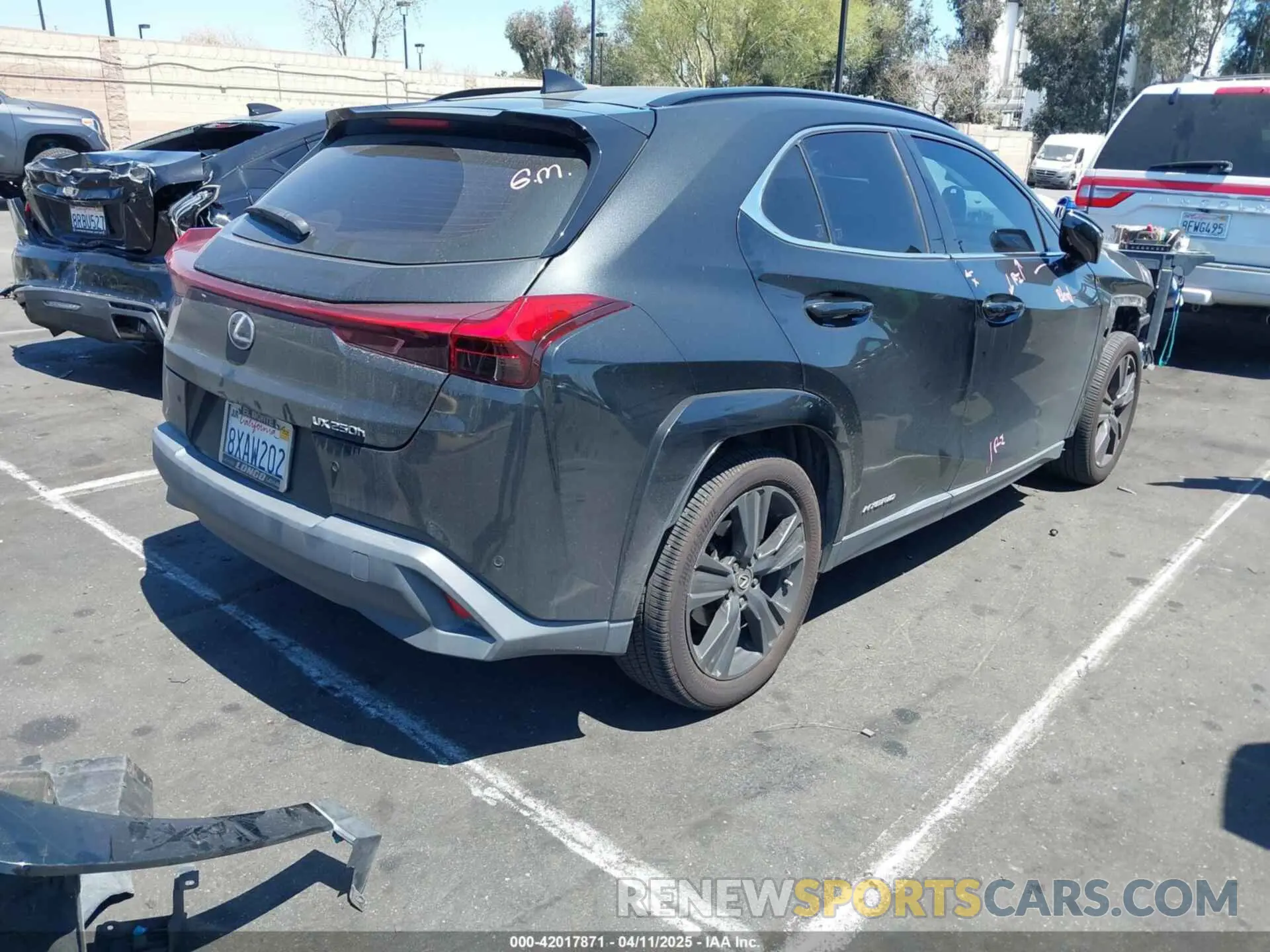 4 fotografías del automóvil dañado JTHP9JBH2M2048461 LEXUS UX 250H 2021