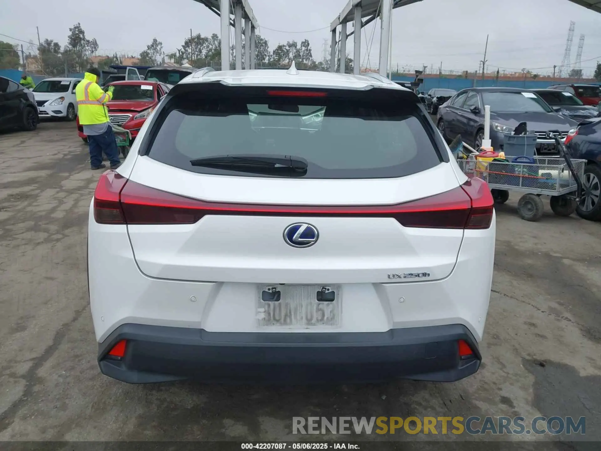 17 fotografías del automóvil dañado JTHX9JBH5M2038636 LEXUS UX 250H 2021