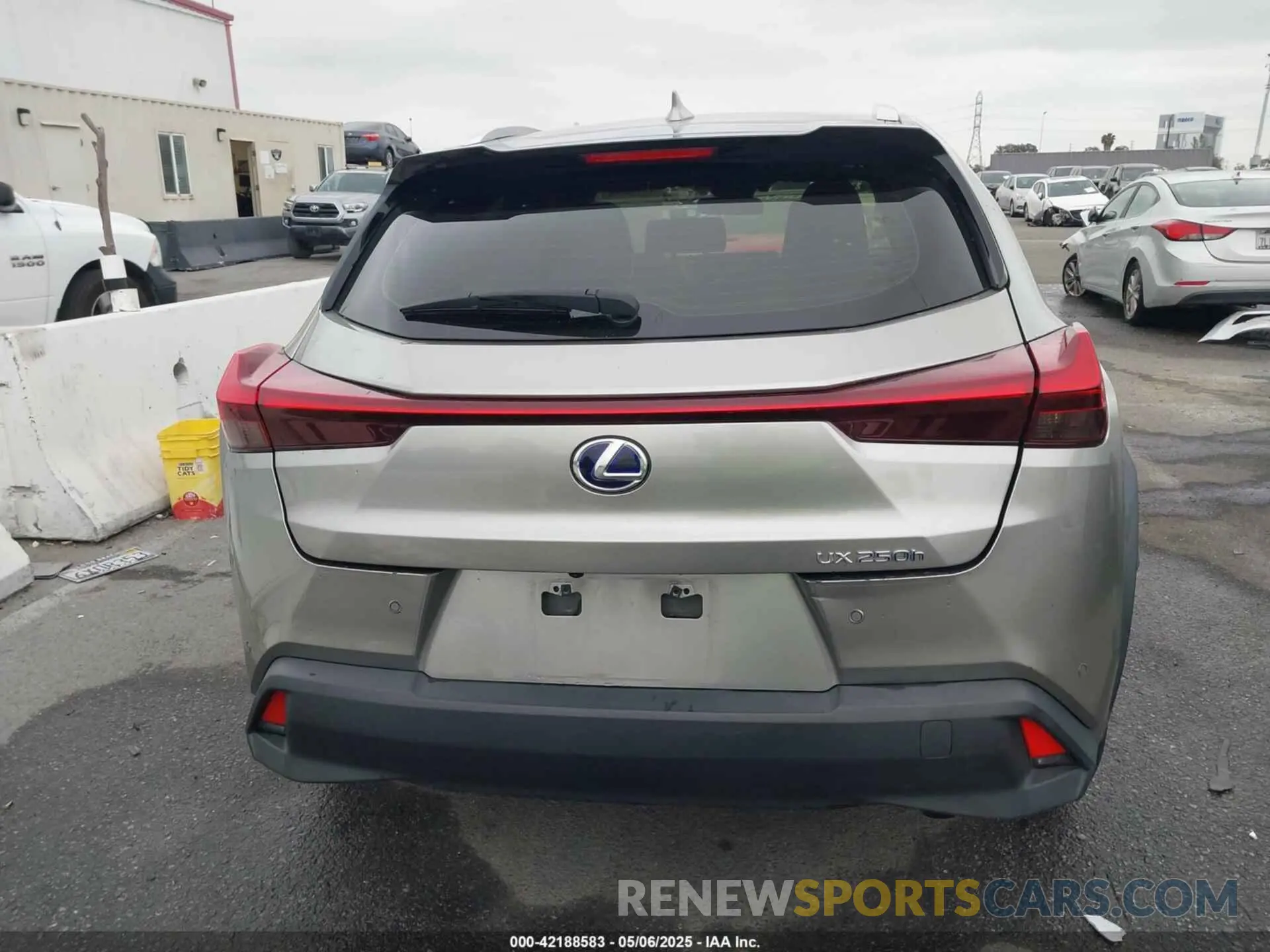 17 fotografías del automóvil dañado JTHX9JBH5M2051757 LEXUS UX 250H 2021
