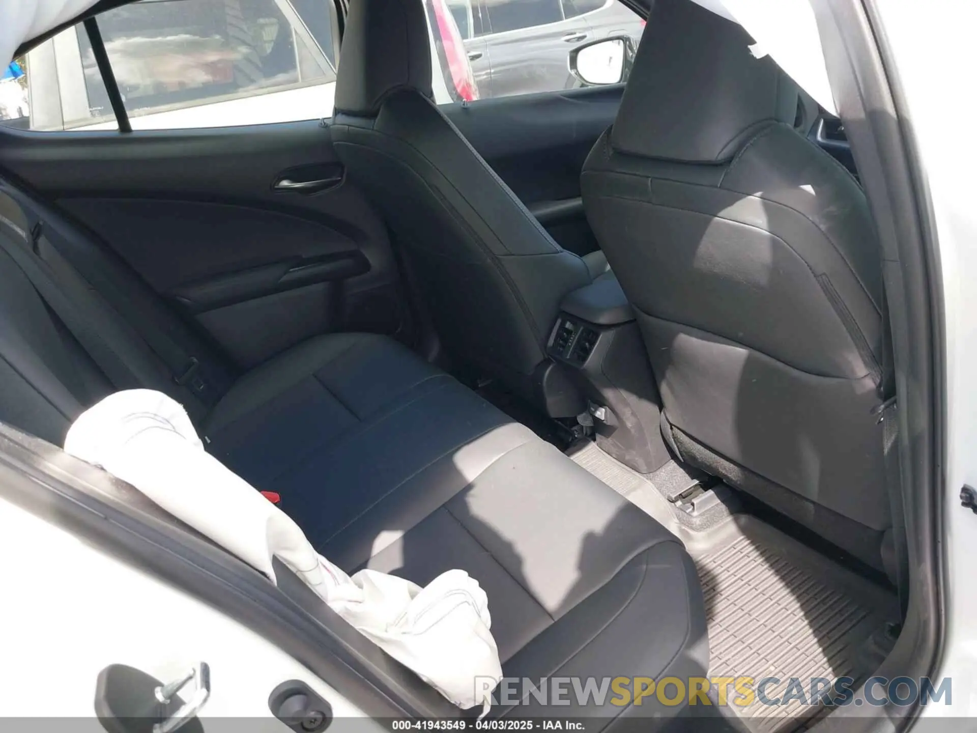 8 fotografías del automóvil dañado JTHP9JBH3R2077751 LEXUS UX 250H 2024