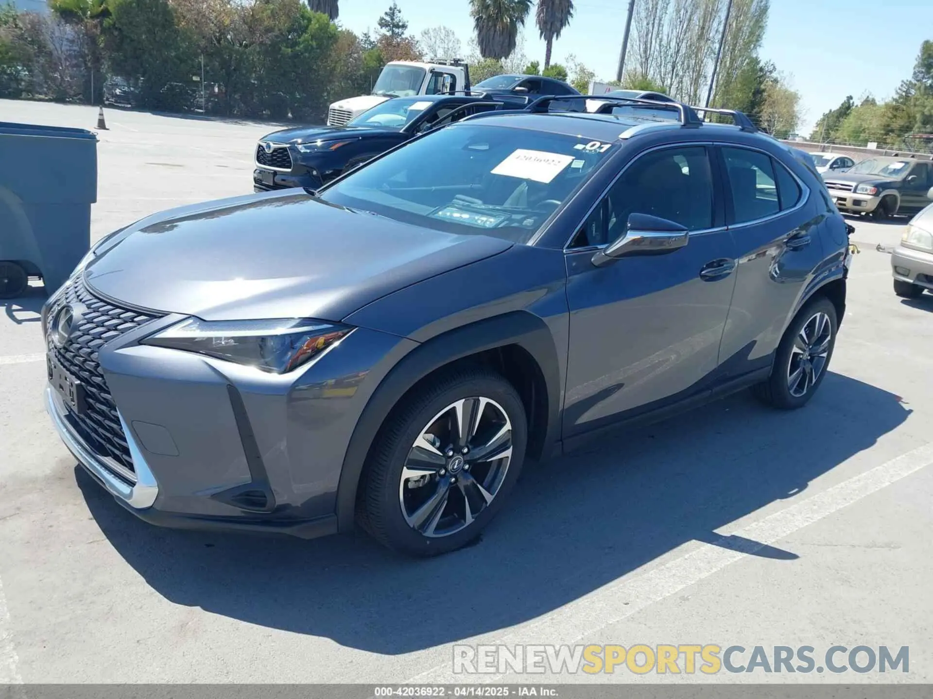 2 fotografías del automóvil dañado JTHYBJAH2S2011577 LEXUS UX 300H 2025