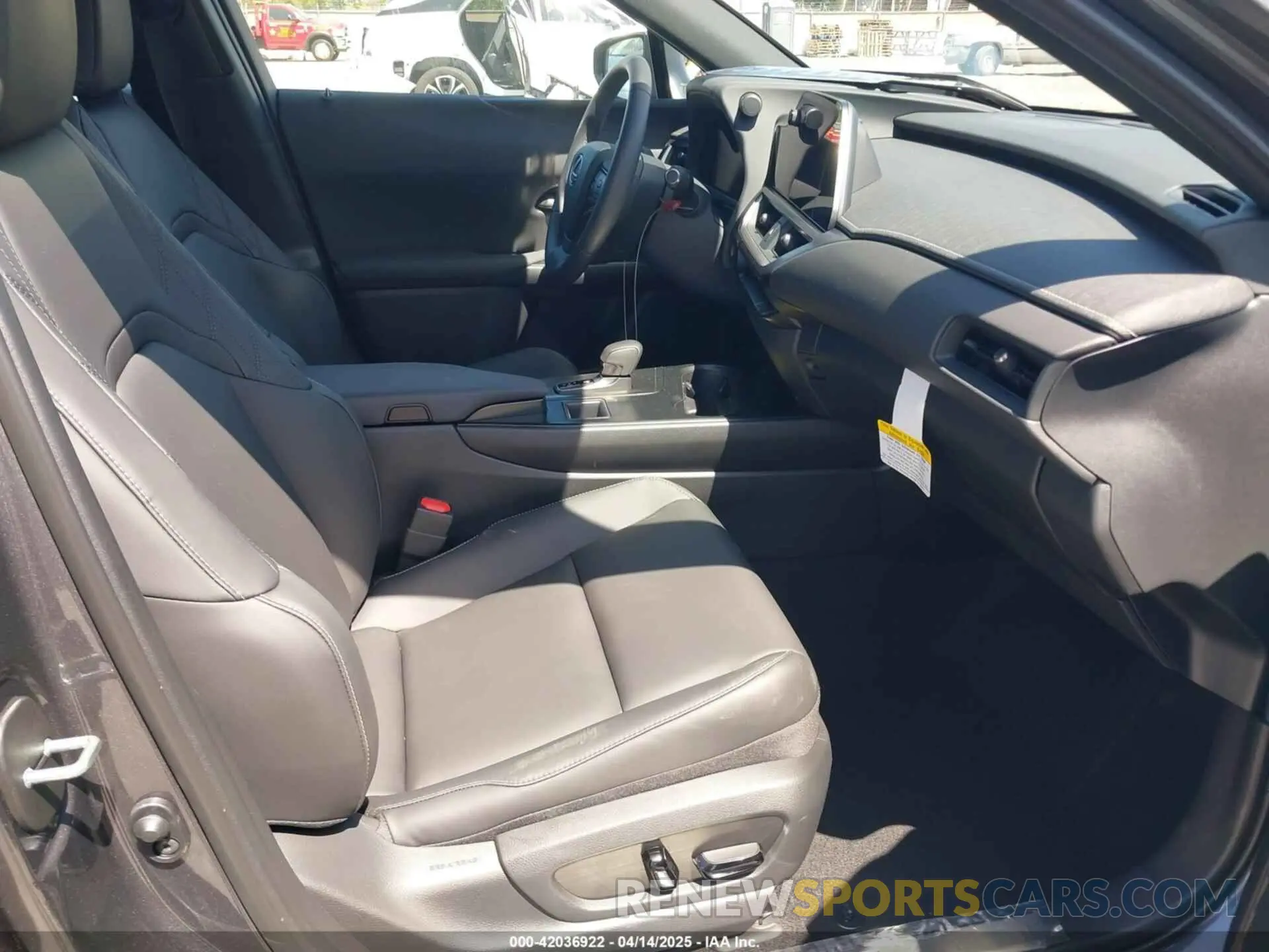 5 fotografías del automóvil dañado JTHYBJAH2S2011577 LEXUS UX 300H 2025