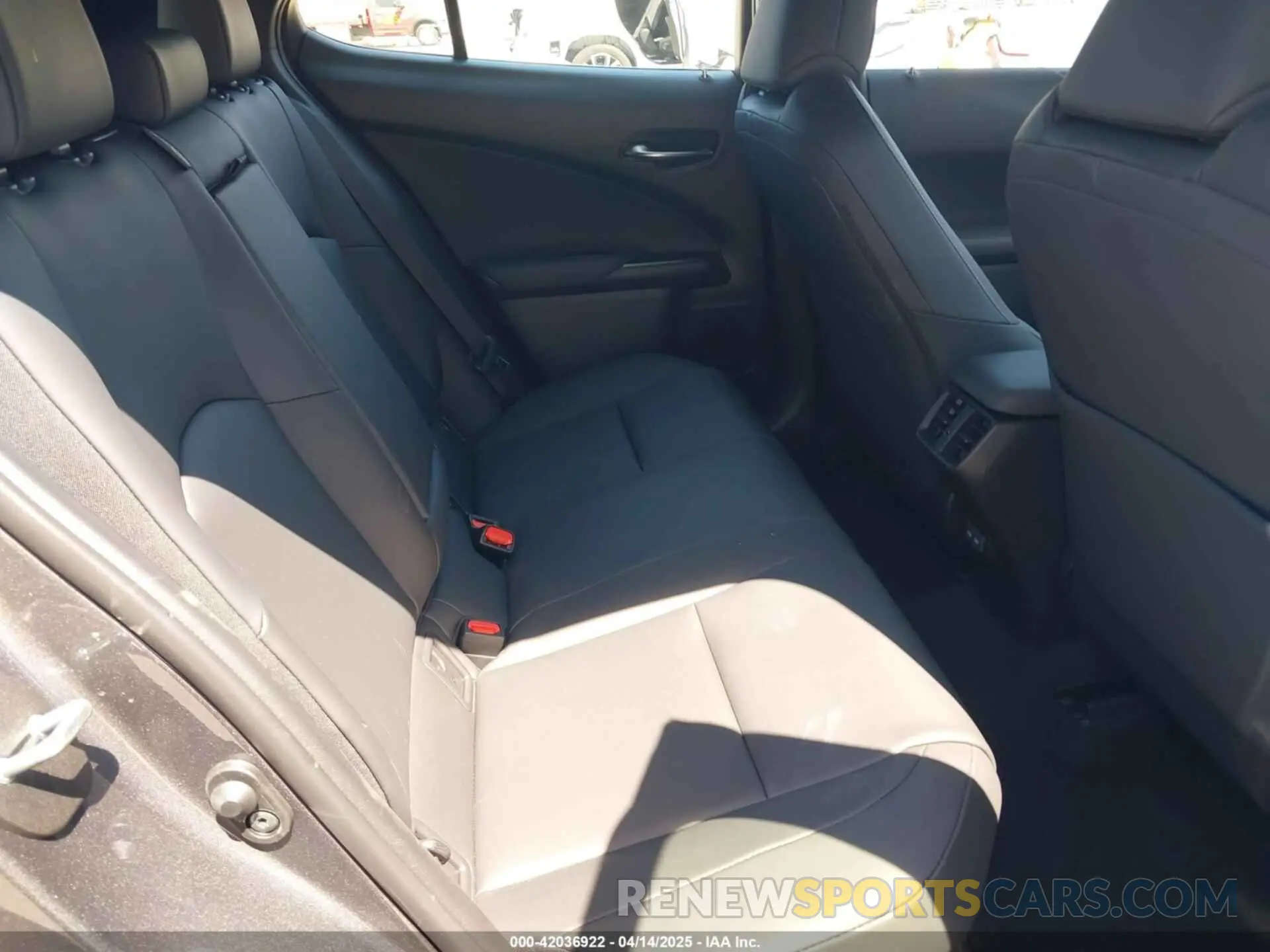 8 fotografías del automóvil dañado JTHYBJAH2S2011577 LEXUS UX 300H 2025
