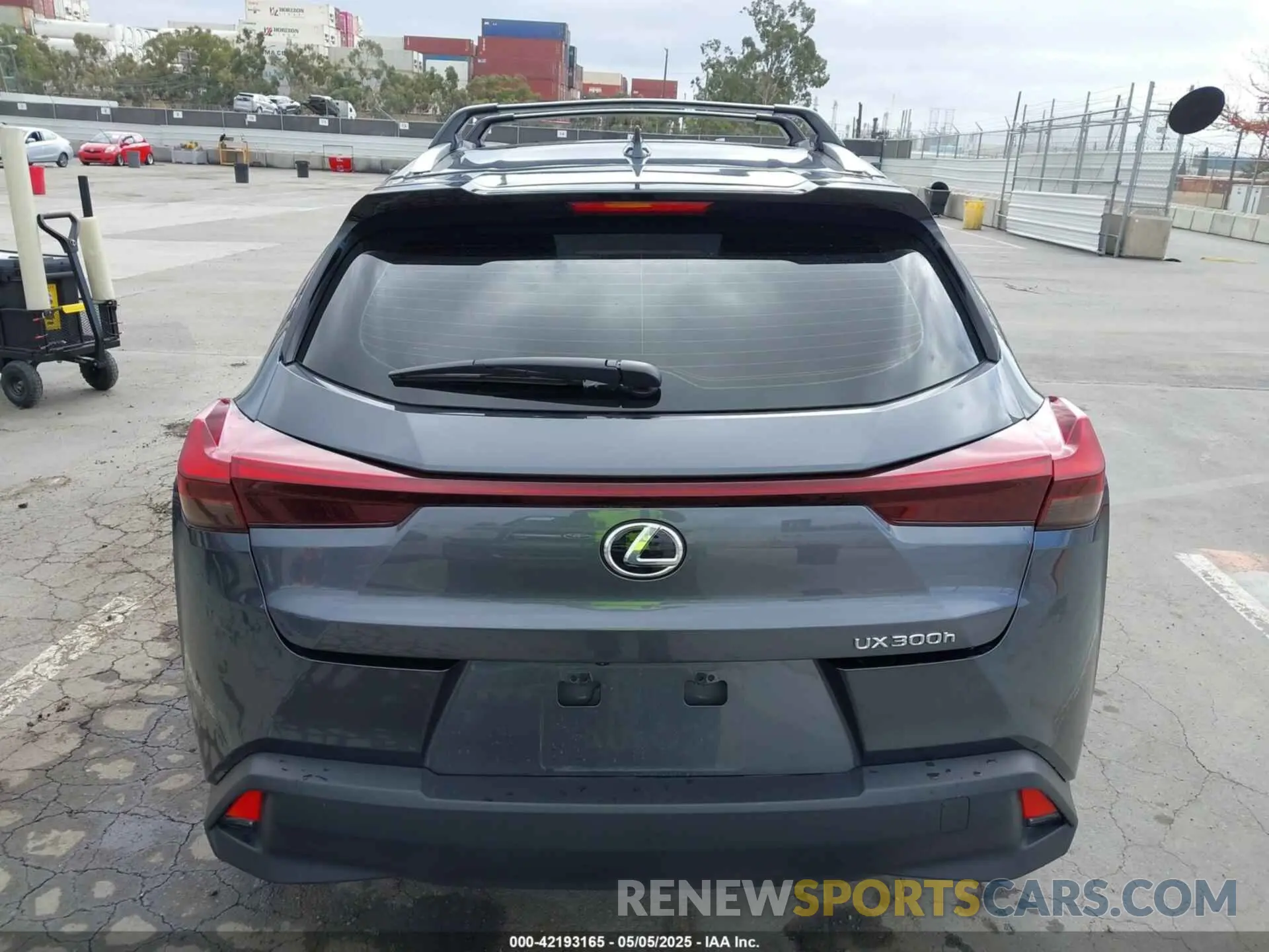 17 fotografías del automóvil dañado JTHYBJAH7S2016872 LEXUS UX 300H 2025