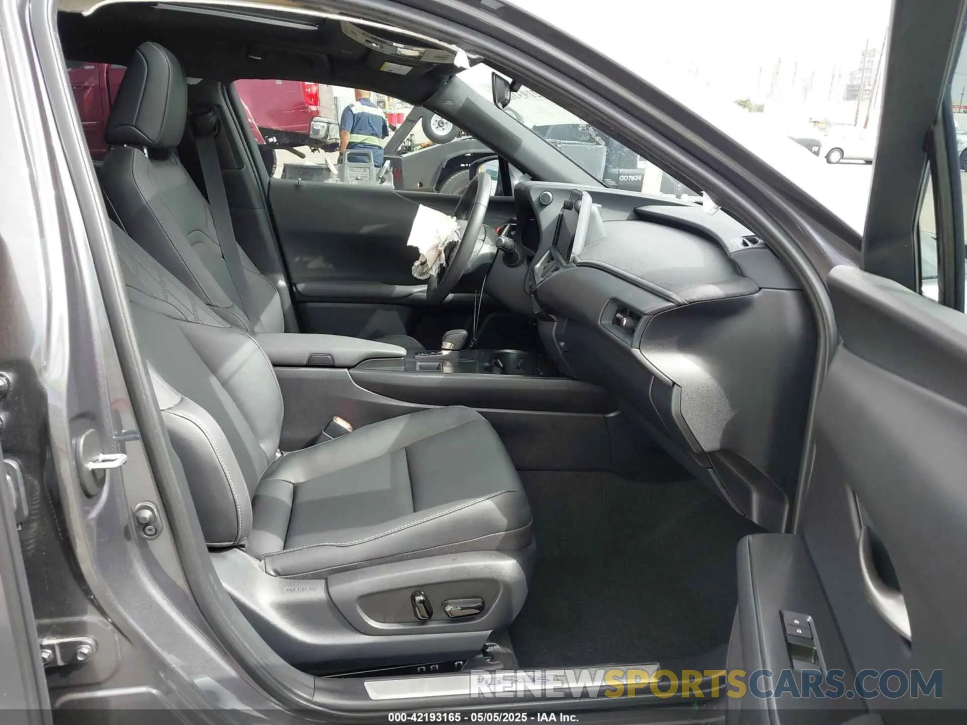 5 fotografías del automóvil dañado JTHYBJAH7S2016872 LEXUS UX 300H 2025