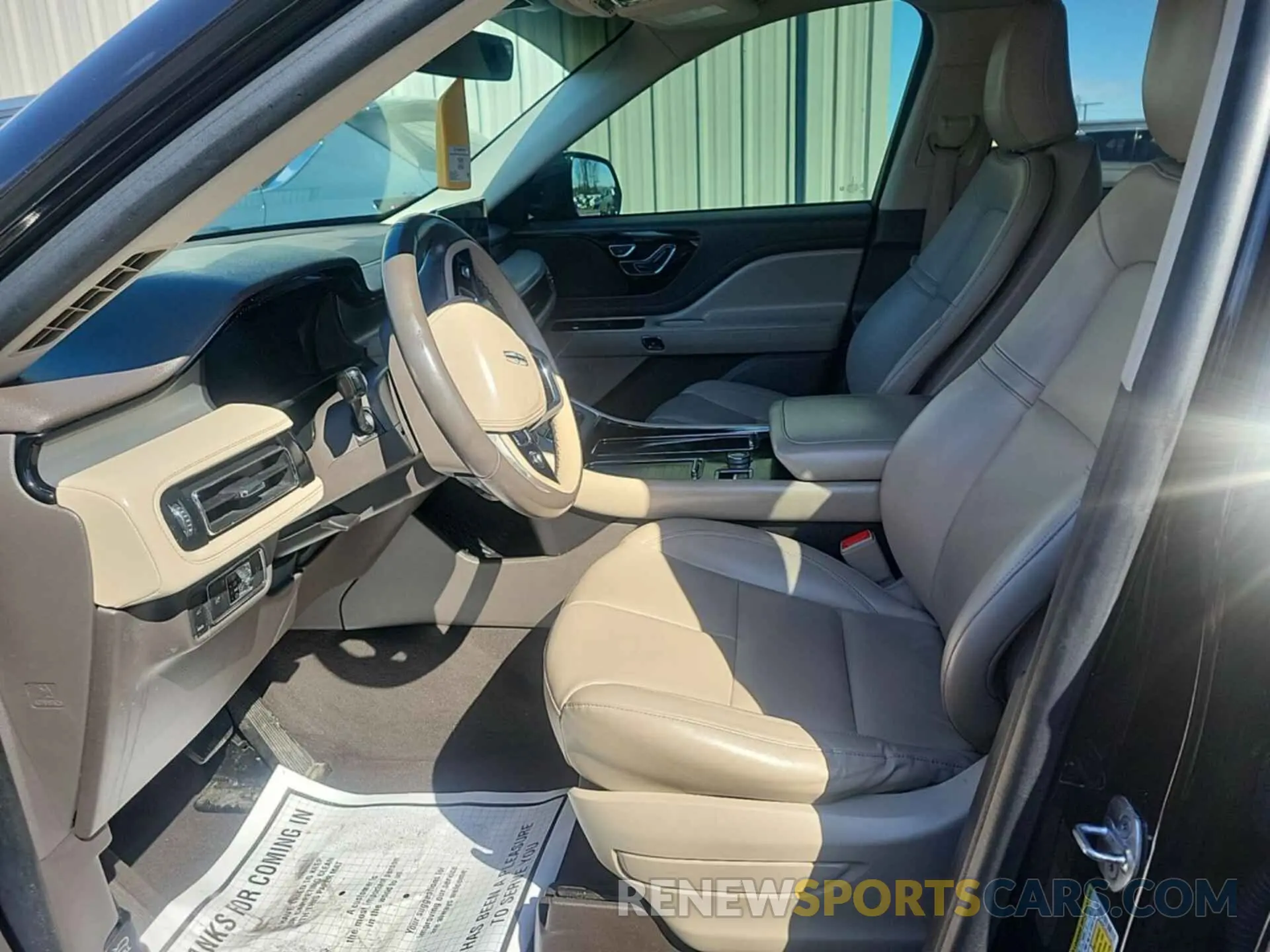 2 fotografías del automóvil dañado 5LM5J6WC8NGL02067 LINCOLN AVIATOR 2022