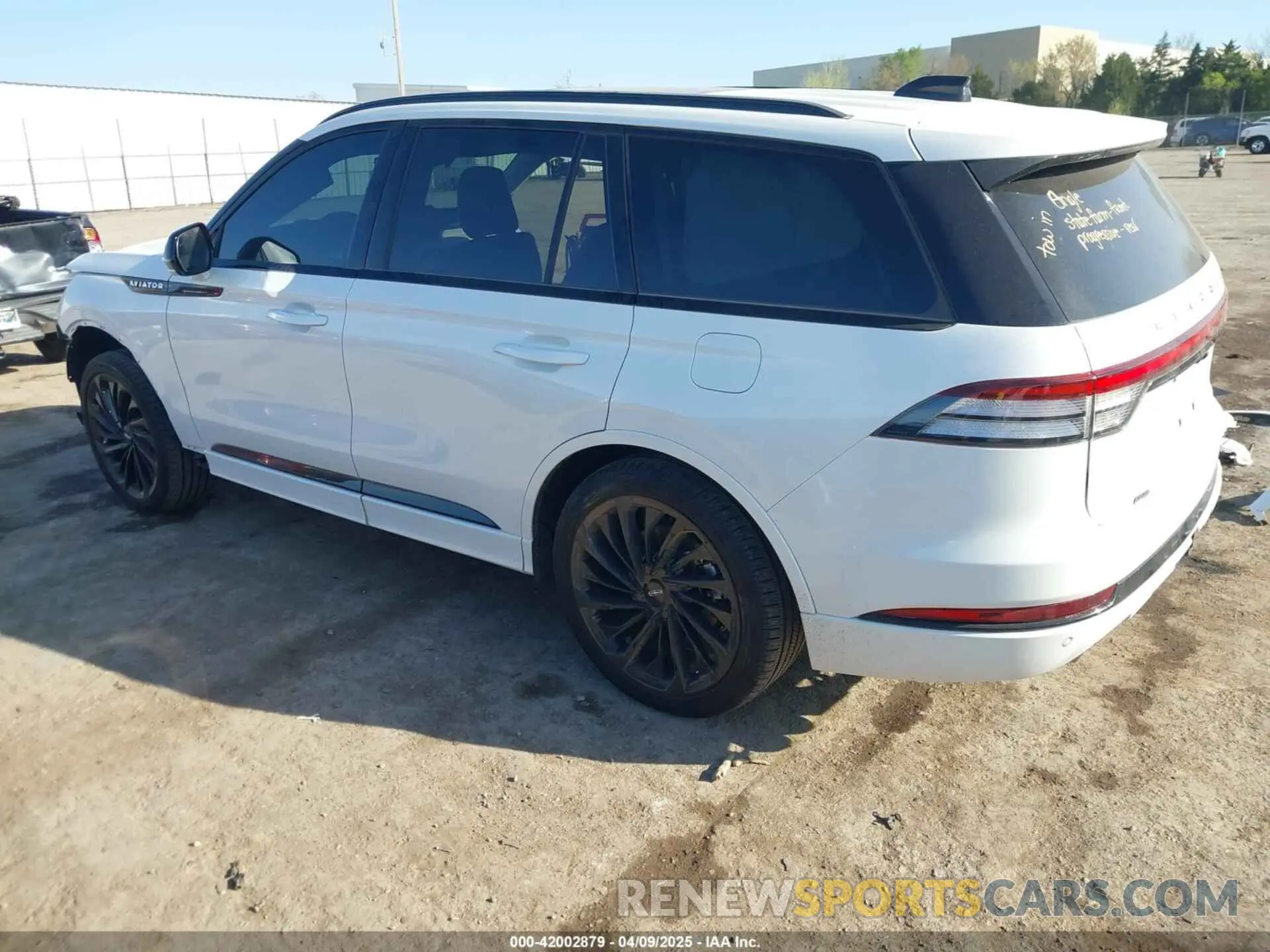 3 fotografías del automóvil dañado 5LM5J7XC4SGL15771 LINCOLN AVIATOR 2025