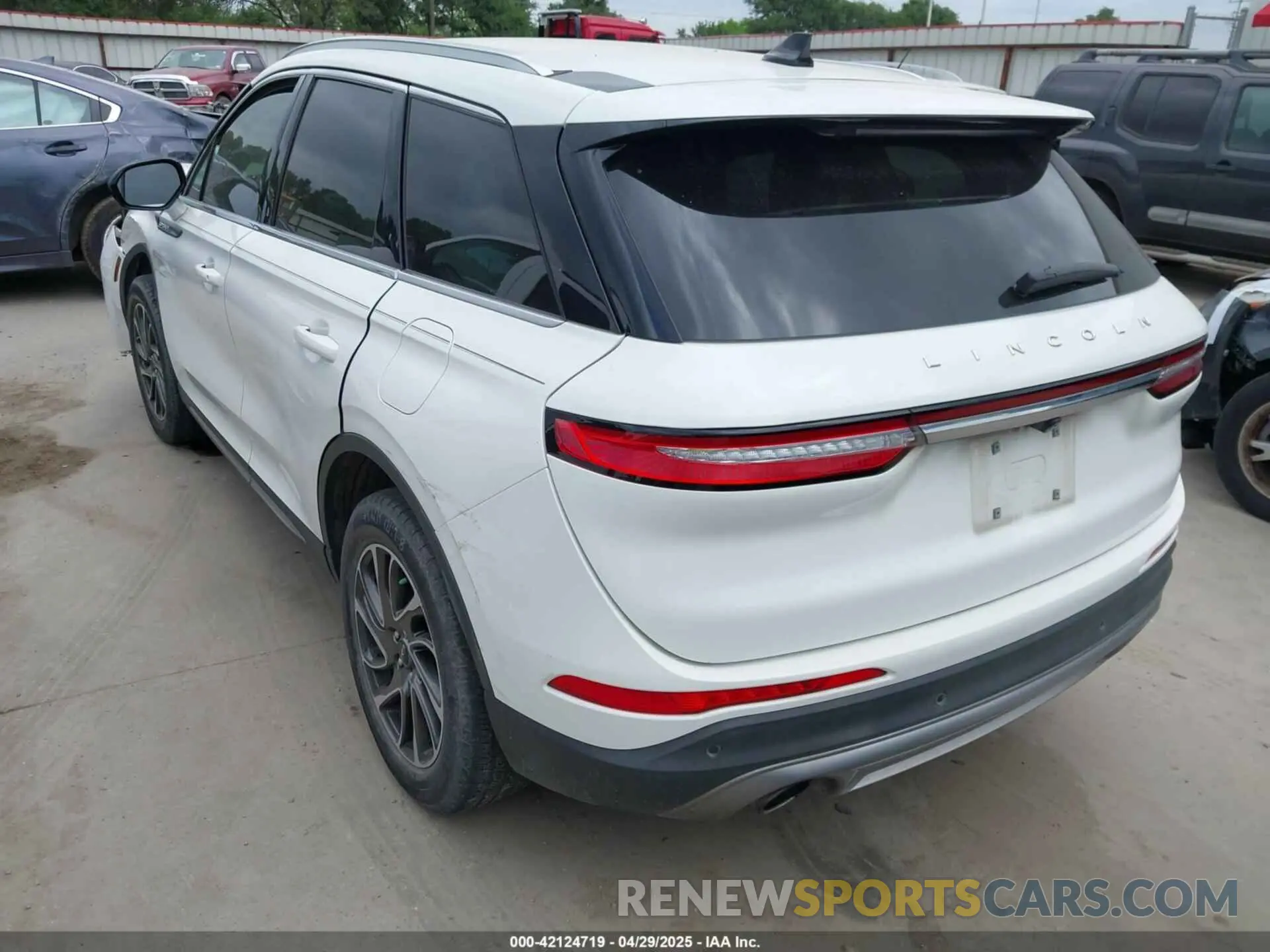 3 fotografías del automóvil dañado 5LMCJ1C9XLUL23875 LINCOLN CORSAIR 2020