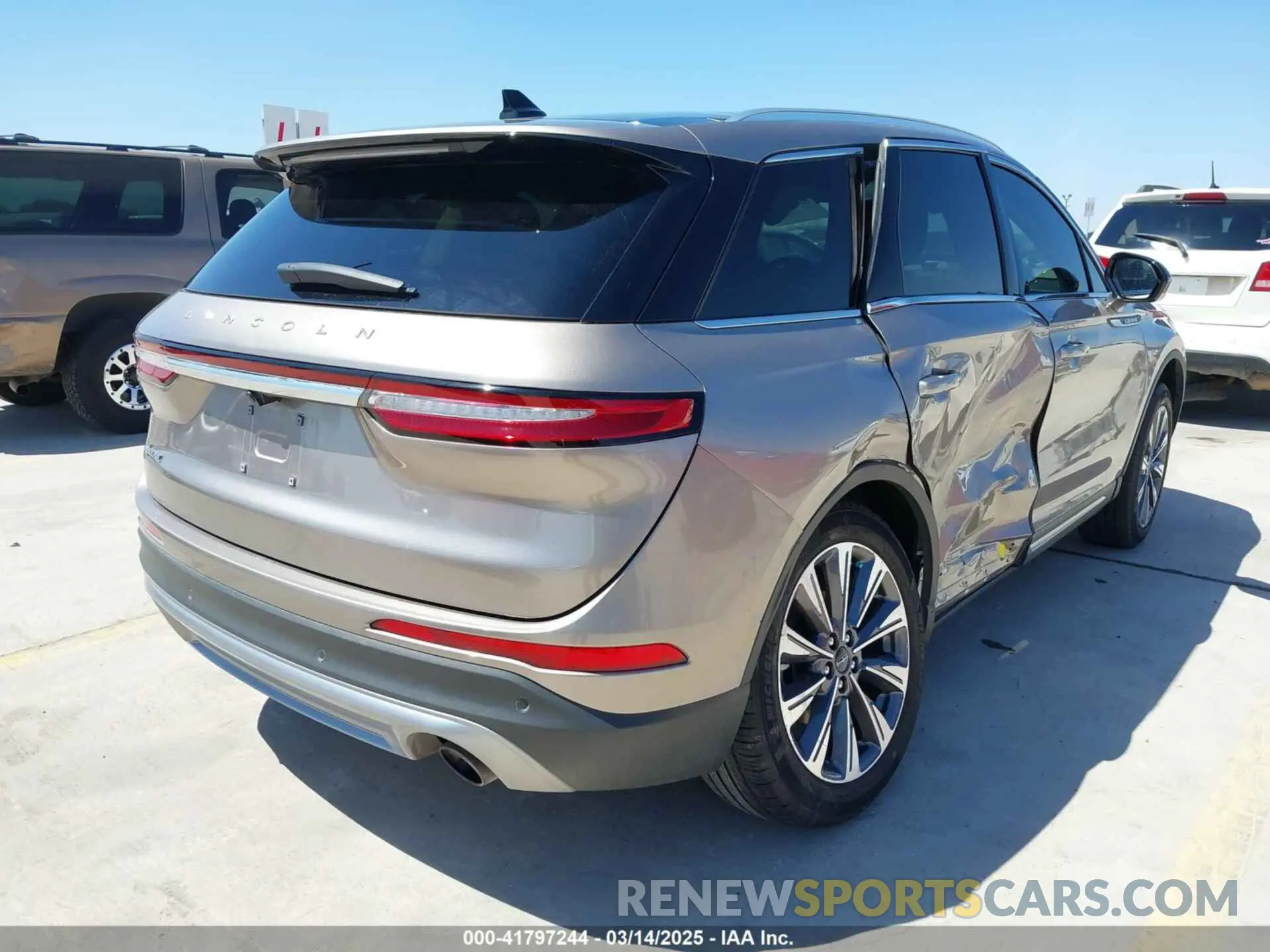 4 fotografías del automóvil dañado 5LMCJ2C92LUL14156 LINCOLN CORSAIR 2020